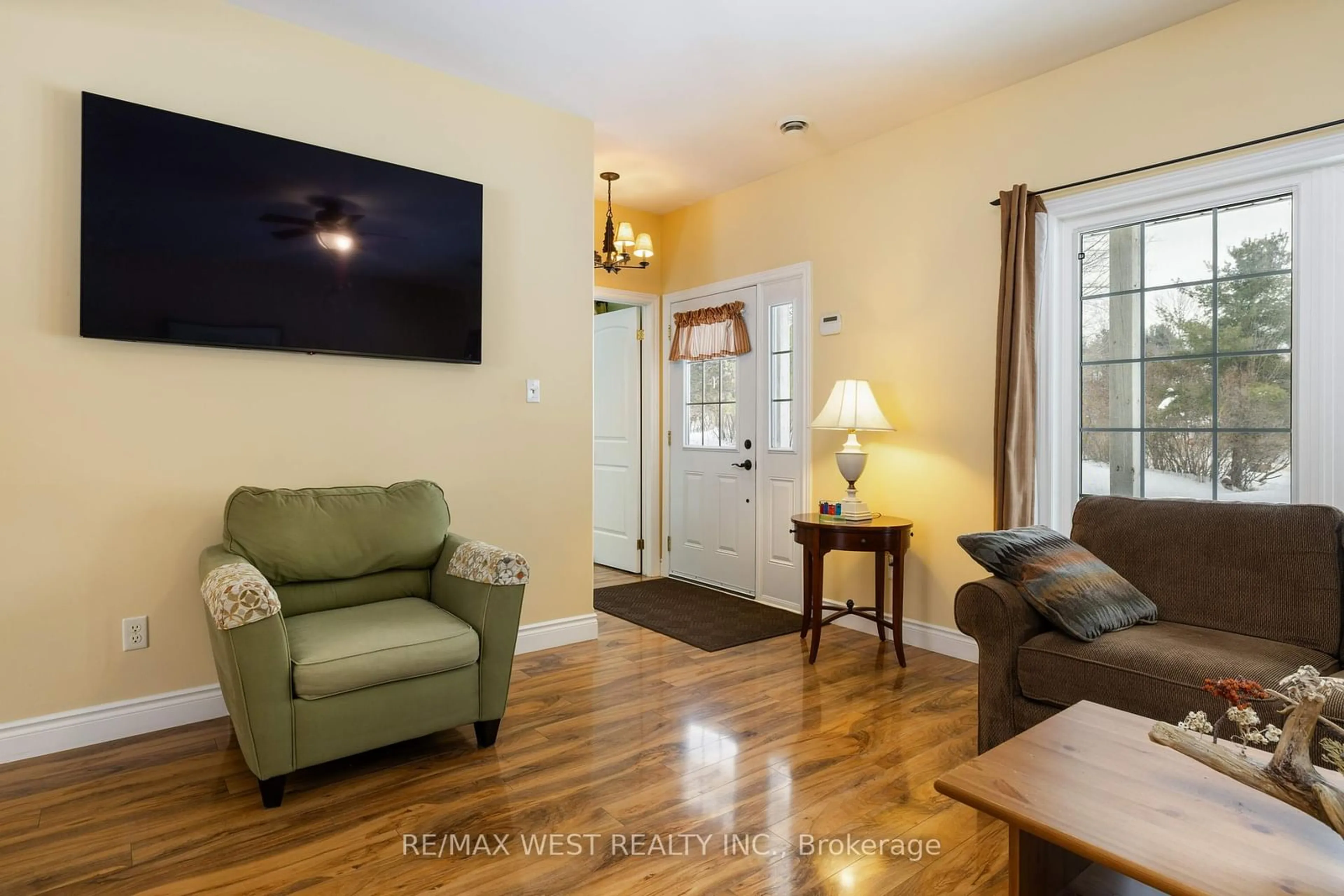 Living room with furniture, wood/laminate floor for 6695 Bradden Lane, South Frontenac Ontario K0H 1H0