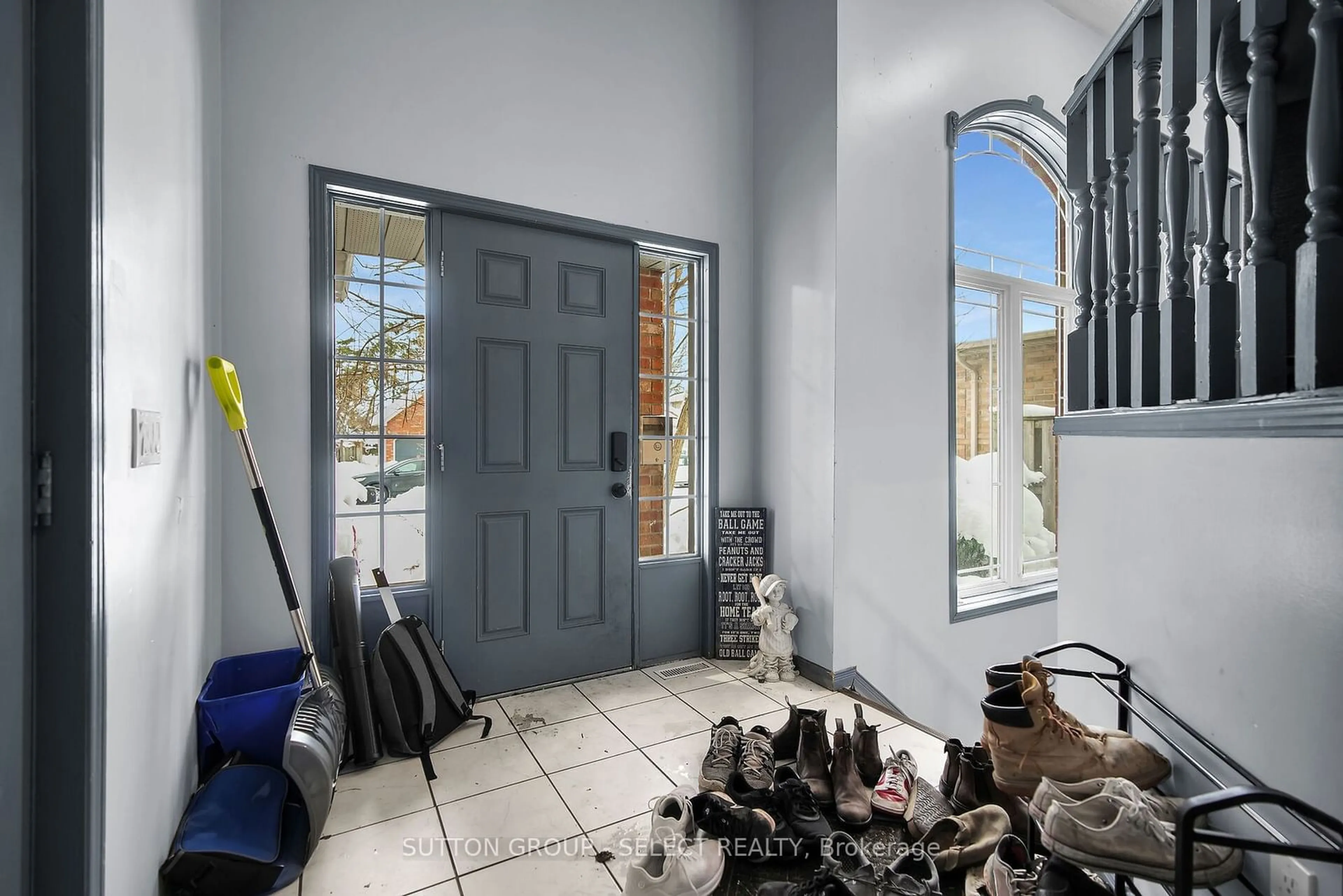 Indoor entryway for 165 THURMAN Circ, London Ontario N5V 4Z1