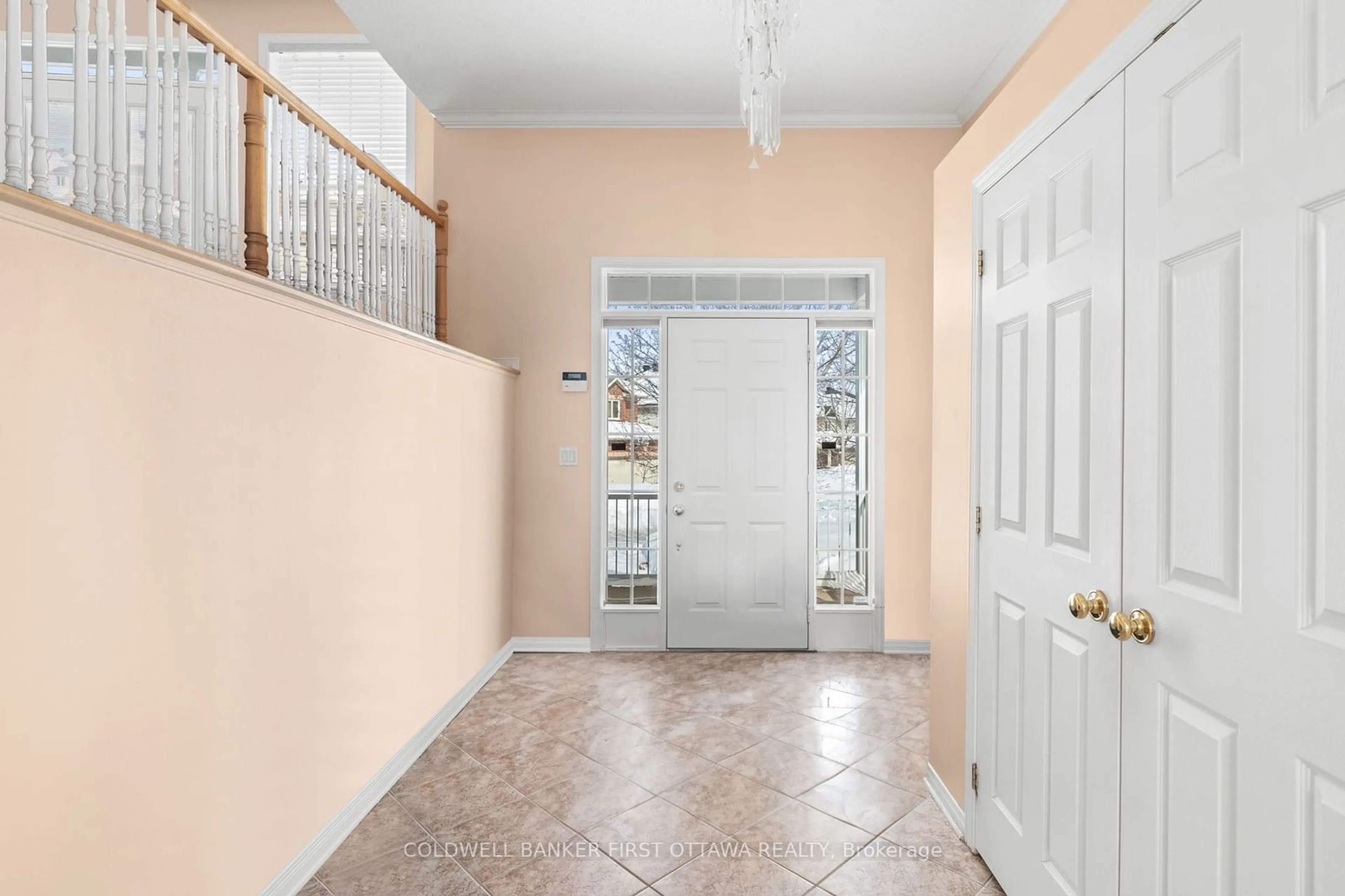 Indoor entryway for 26 San Mateo Dr, Barrhaven Ontario K2J 5B4