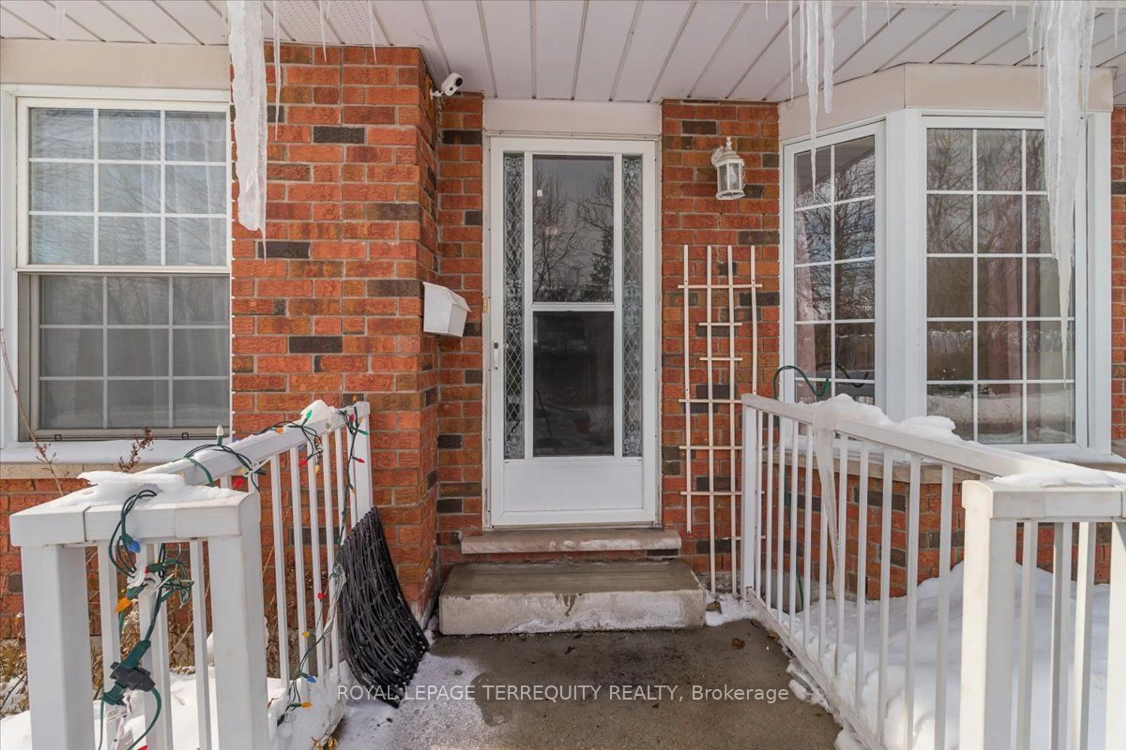 Indoor entryway for 64C HARRIS Ave, Brantford Ontario N3R 2E9