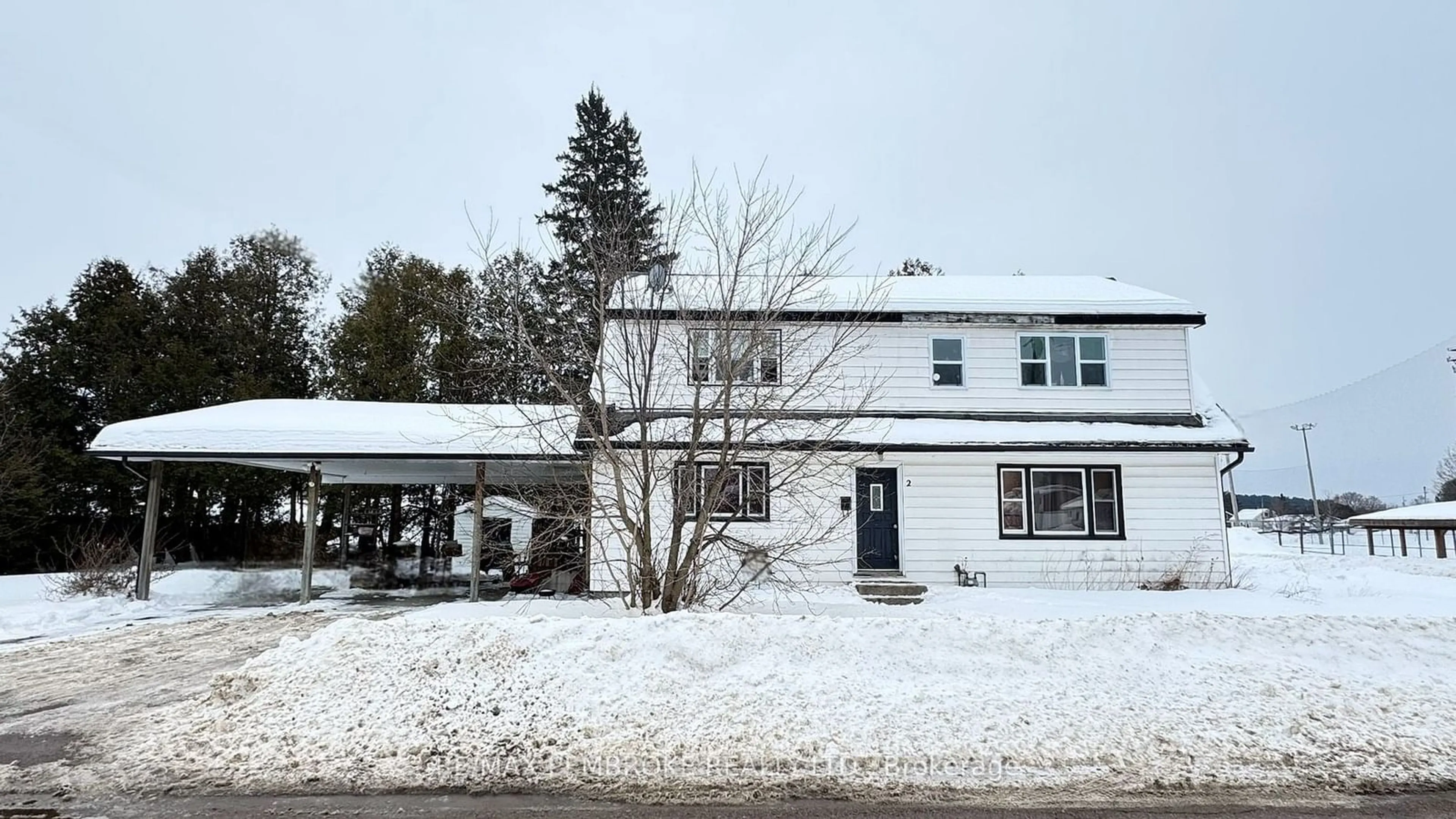 A pic from outside/outdoor area/front of a property/back of a property/a pic from drone, street for 637 Third Ave, Laurentian Valley Ontario K8A 5H2