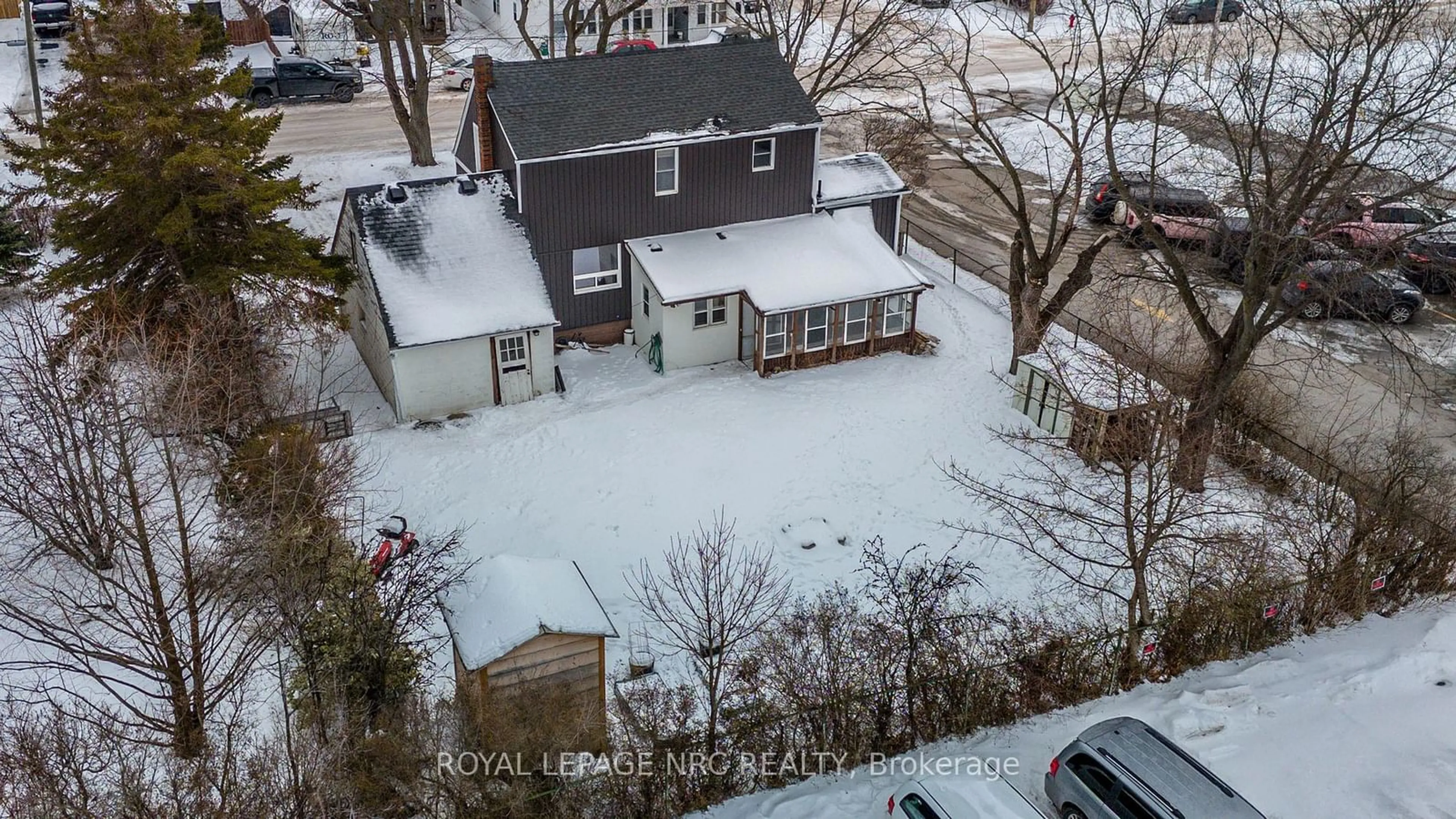 A pic from outside/outdoor area/front of a property/back of a property/a pic from drone, street for 112 Mcrae Ave, Port Colborne Ontario L3K 2A8