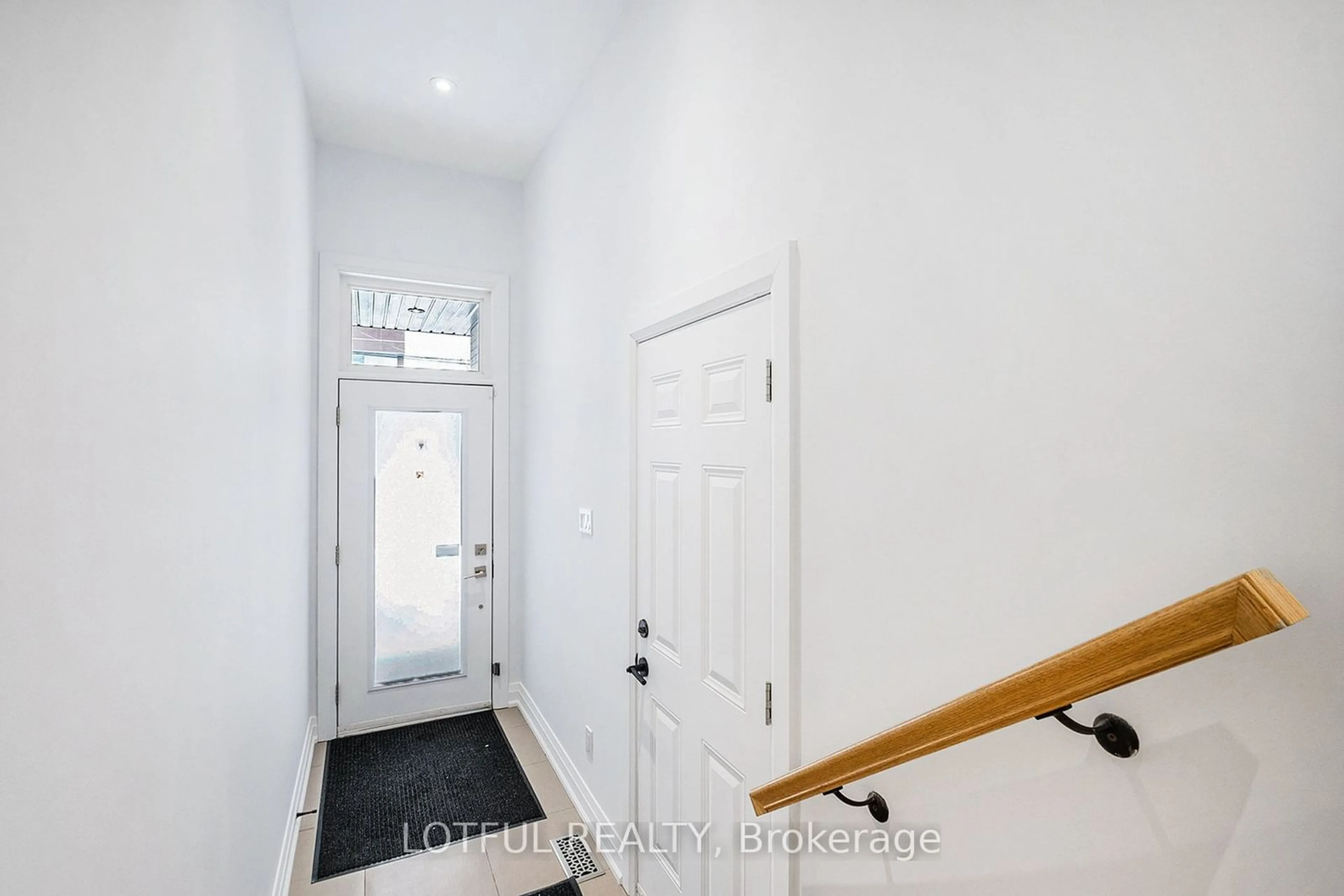 Indoor entryway for 58 YOUNG St #A, Ottawa Ontario K1S 3H9