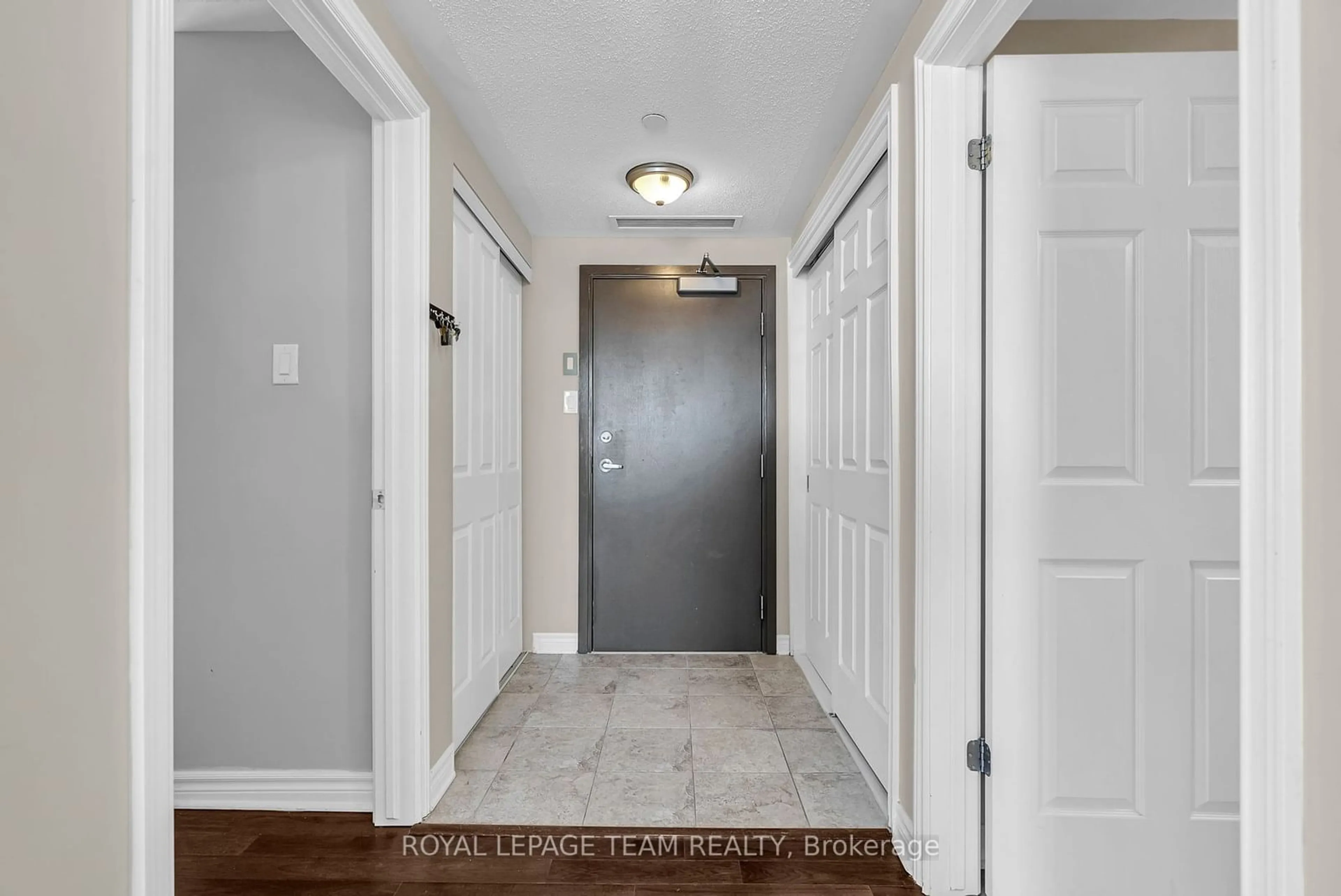 Indoor entryway for 399 BAYROSE Dr #204, Barrhaven Ontario K2J 5W2