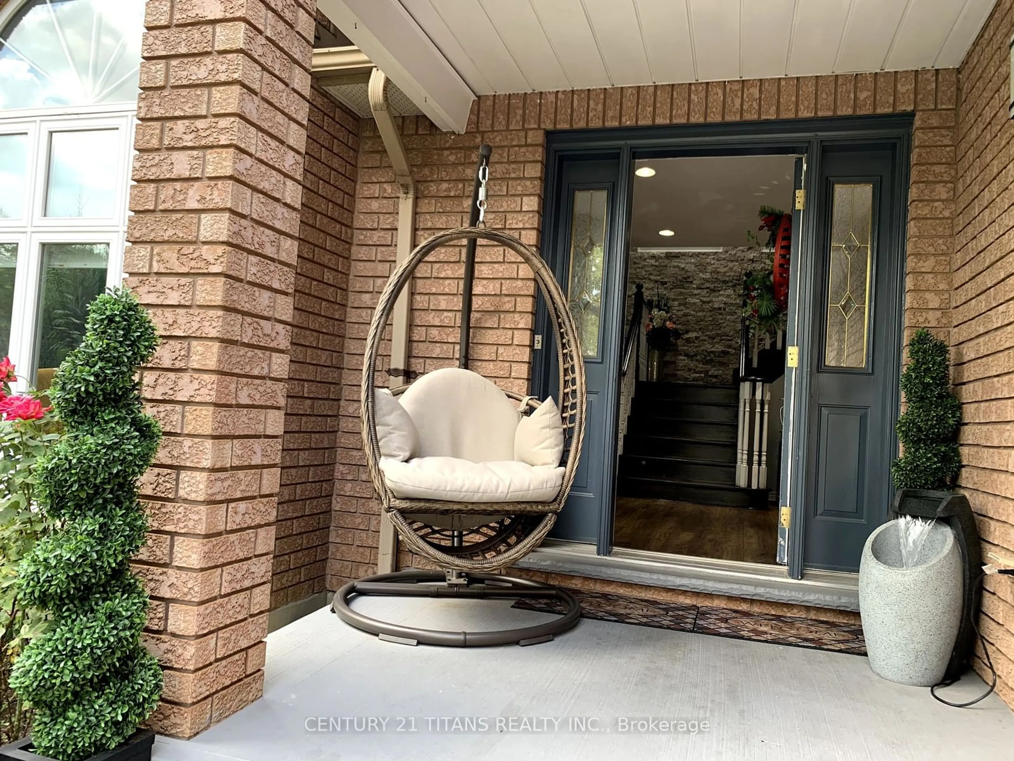 Indoor entryway for 99 Donnici Dr, Hamilton Ontario L9B 2K3