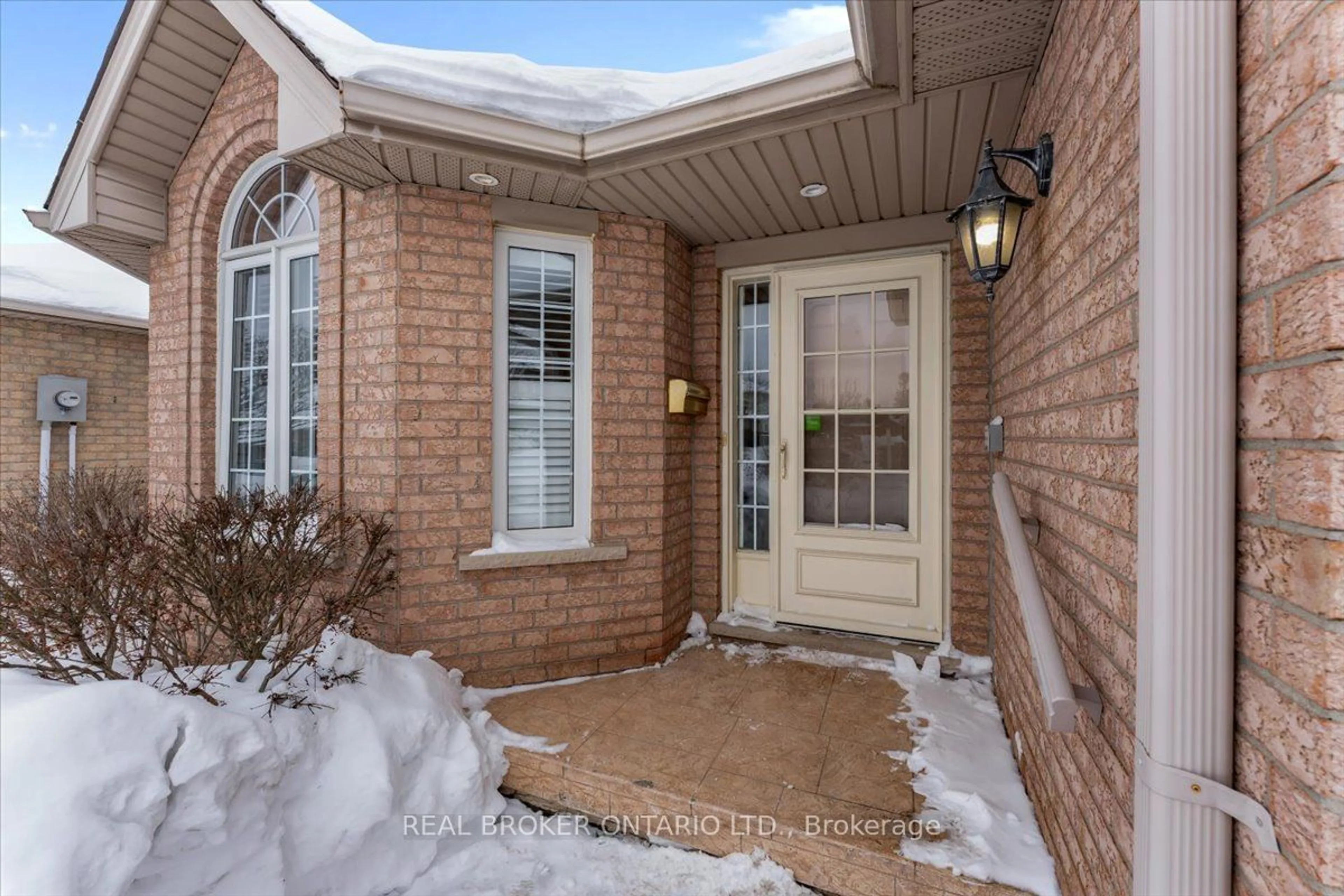 Indoor entryway for 47 MASSENA Dr, Hamilton Ontario L9B 2J3