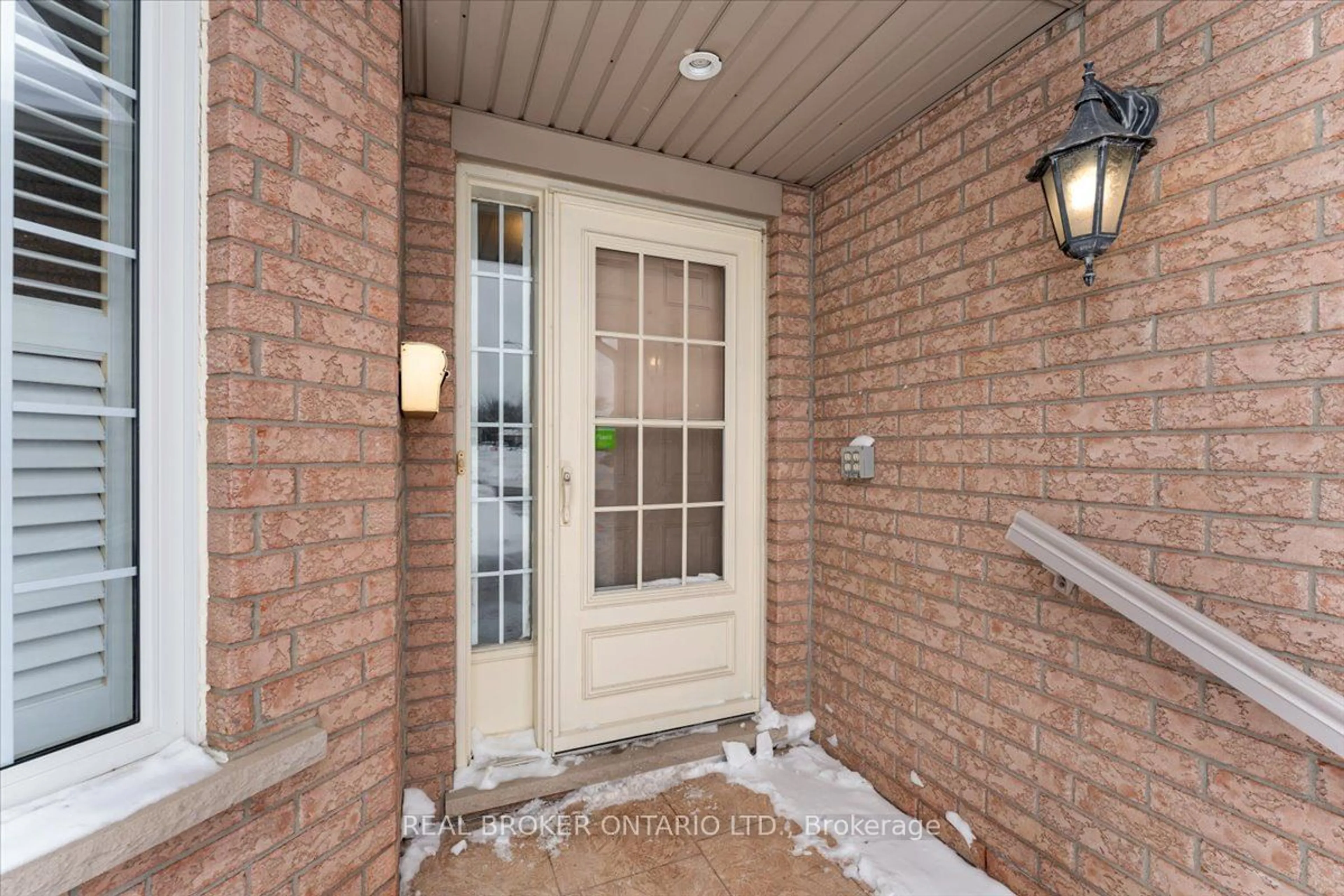 Indoor entryway for 47 MASSENA Dr, Hamilton Ontario L9B 2J3