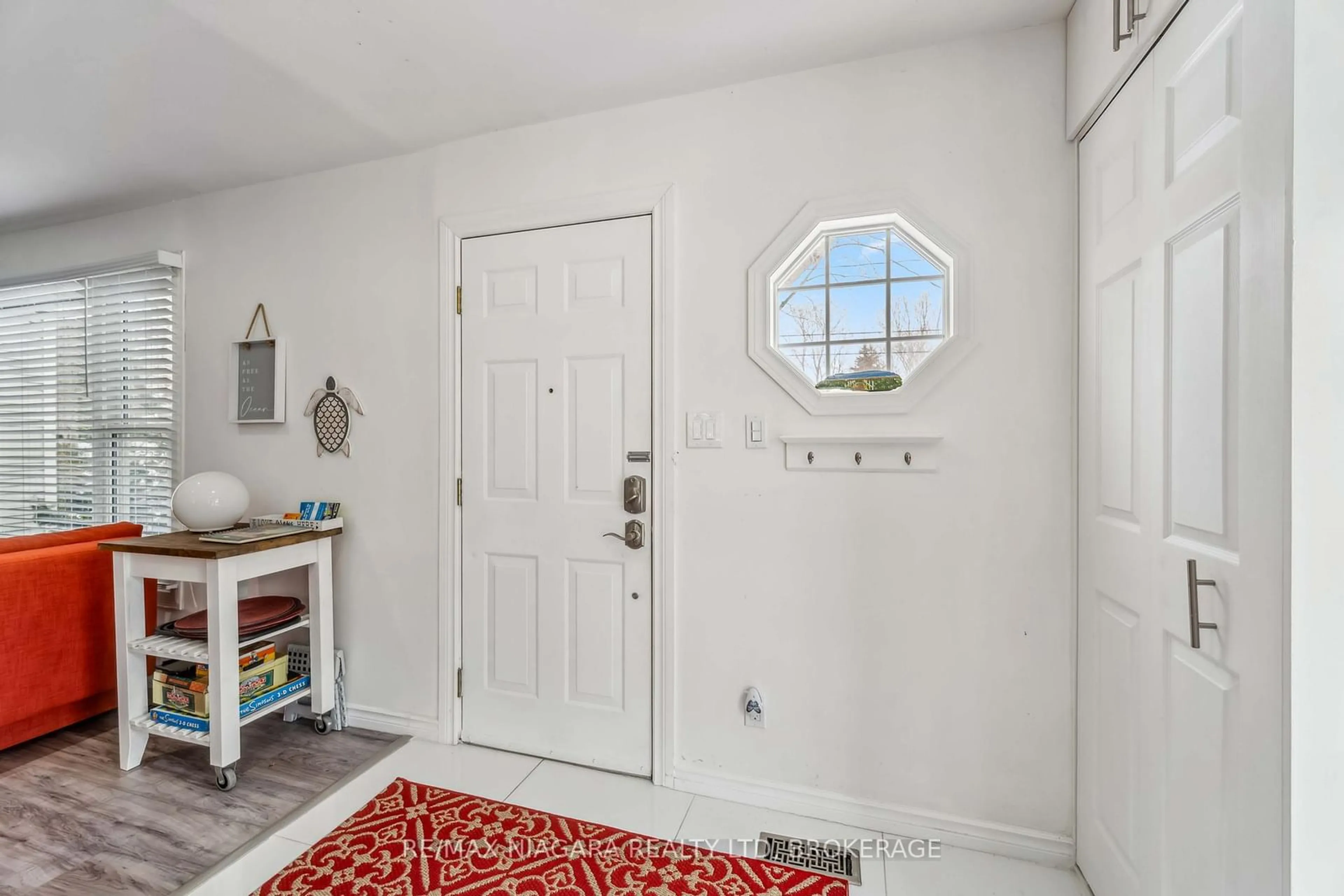 Indoor entryway for 179 Beechwood Ave, Fort Erie Ontario L0S 1B0