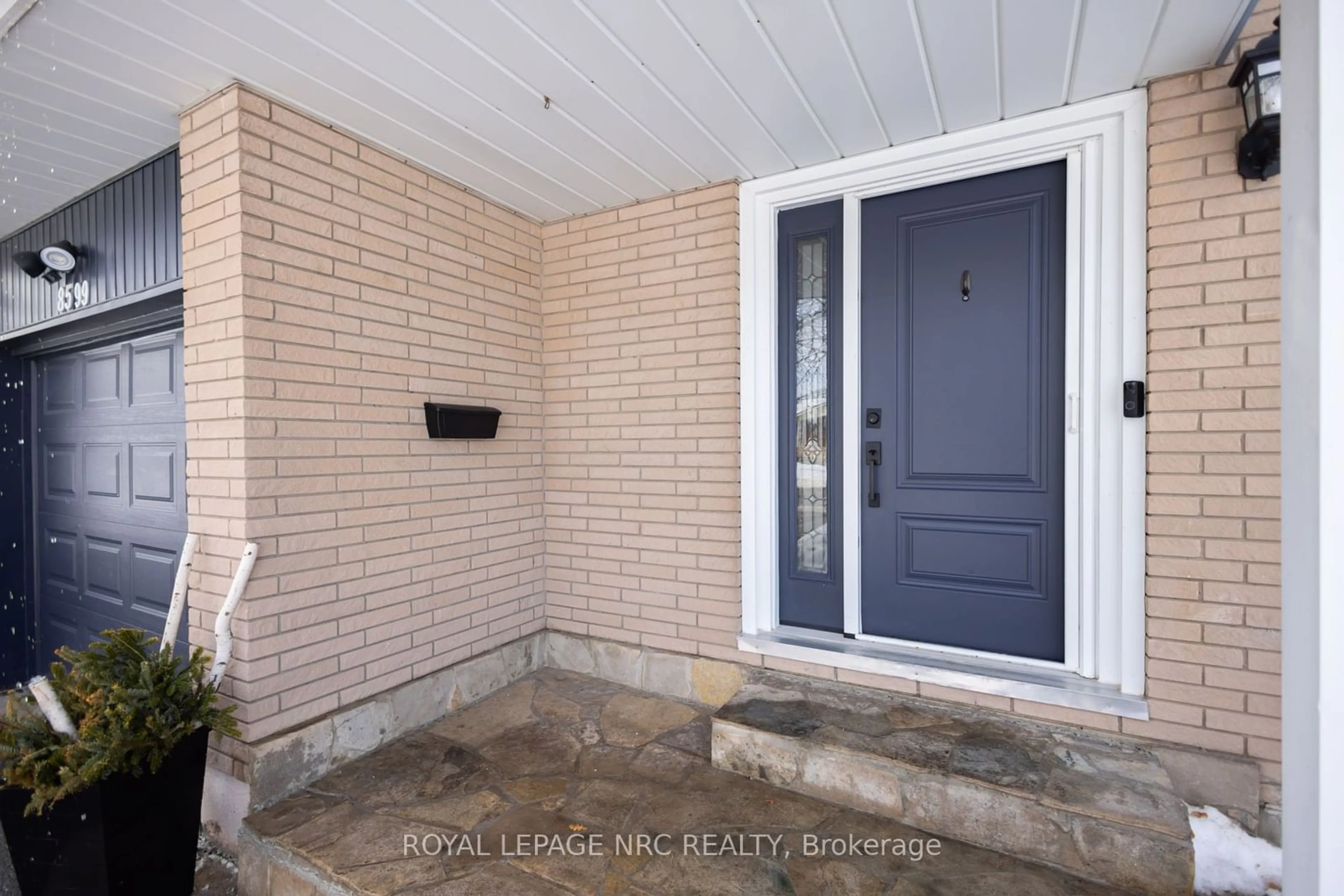 Indoor entryway for 8599 Furlong Ave, Niagara Falls Ontario L2G 6W9