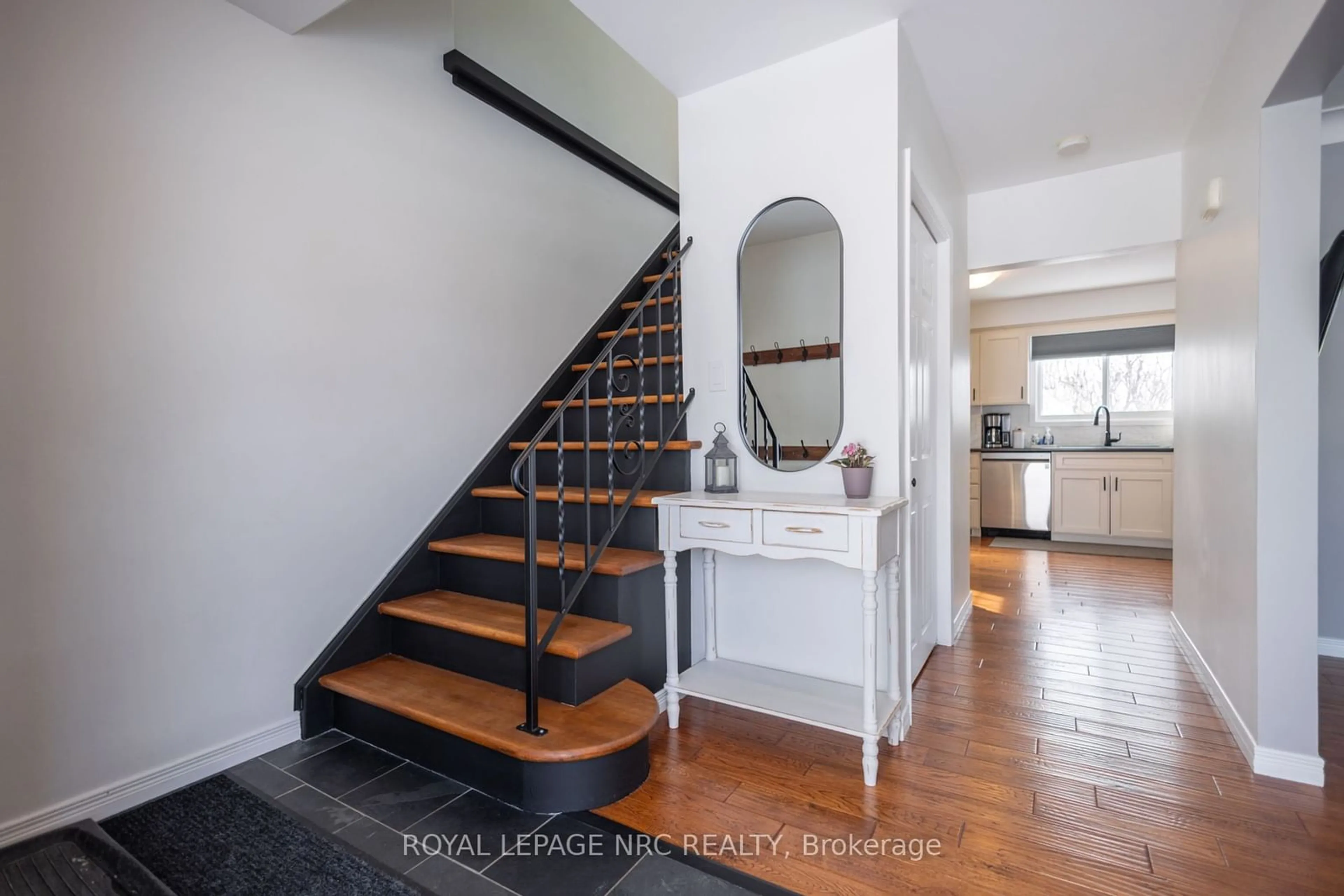 Indoor entryway for 8599 Furlong Ave, Niagara Falls Ontario L2G 6W9