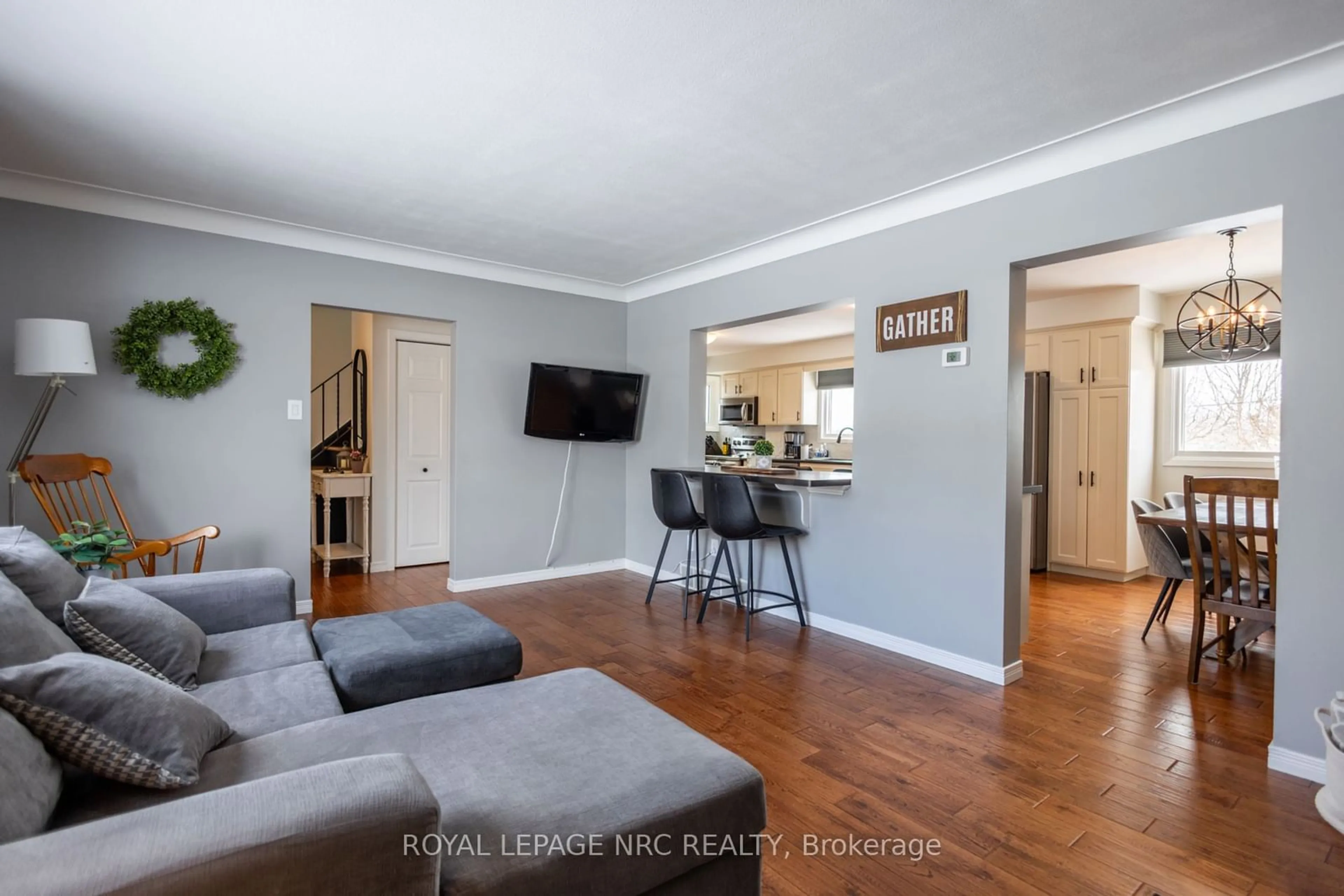 Living room with furniture, wood/laminate floor for 8599 Furlong Ave, Niagara Falls Ontario L2G 6W9