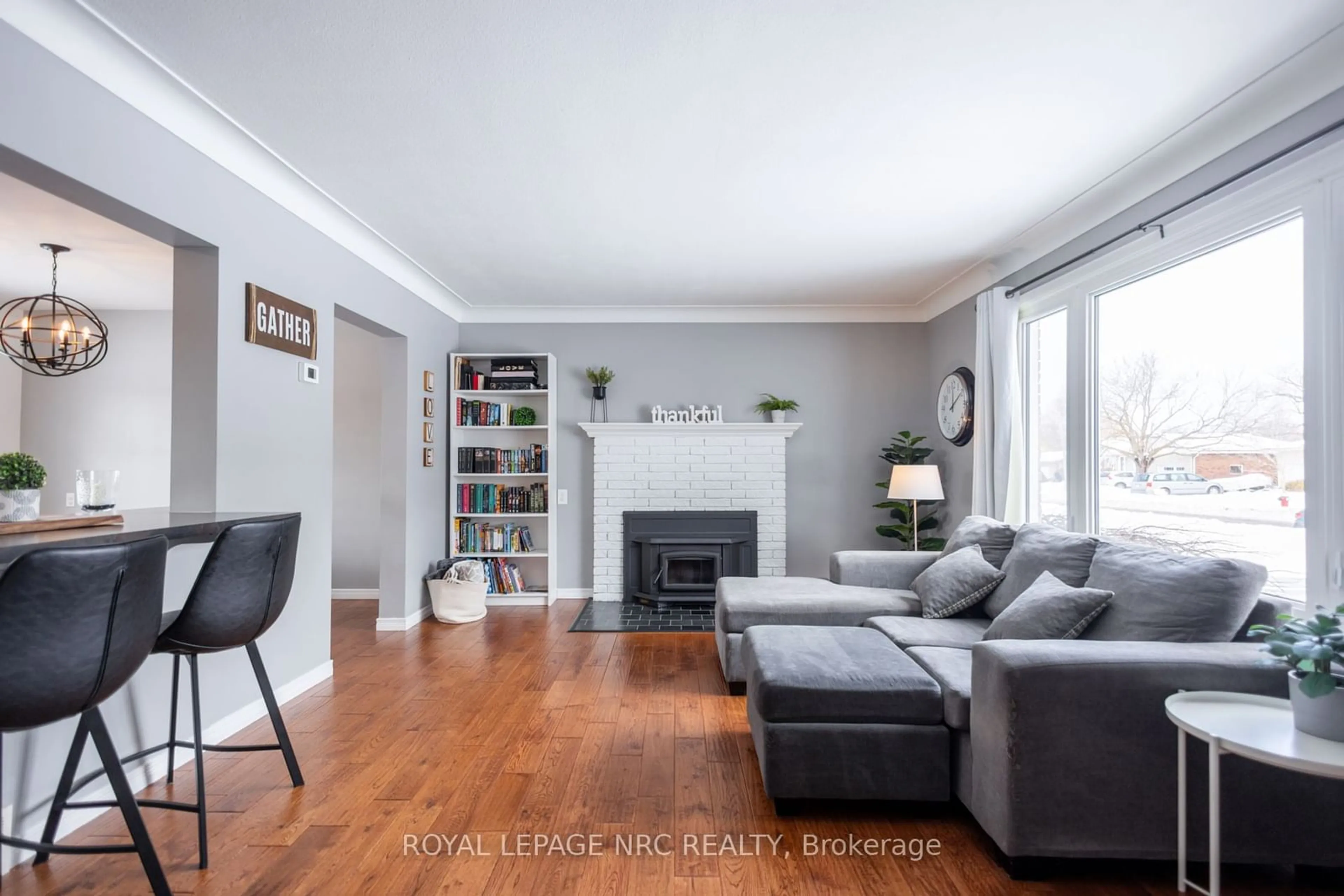 Living room with furniture, wood/laminate floor for 8599 Furlong Ave, Niagara Falls Ontario L2G 6W9