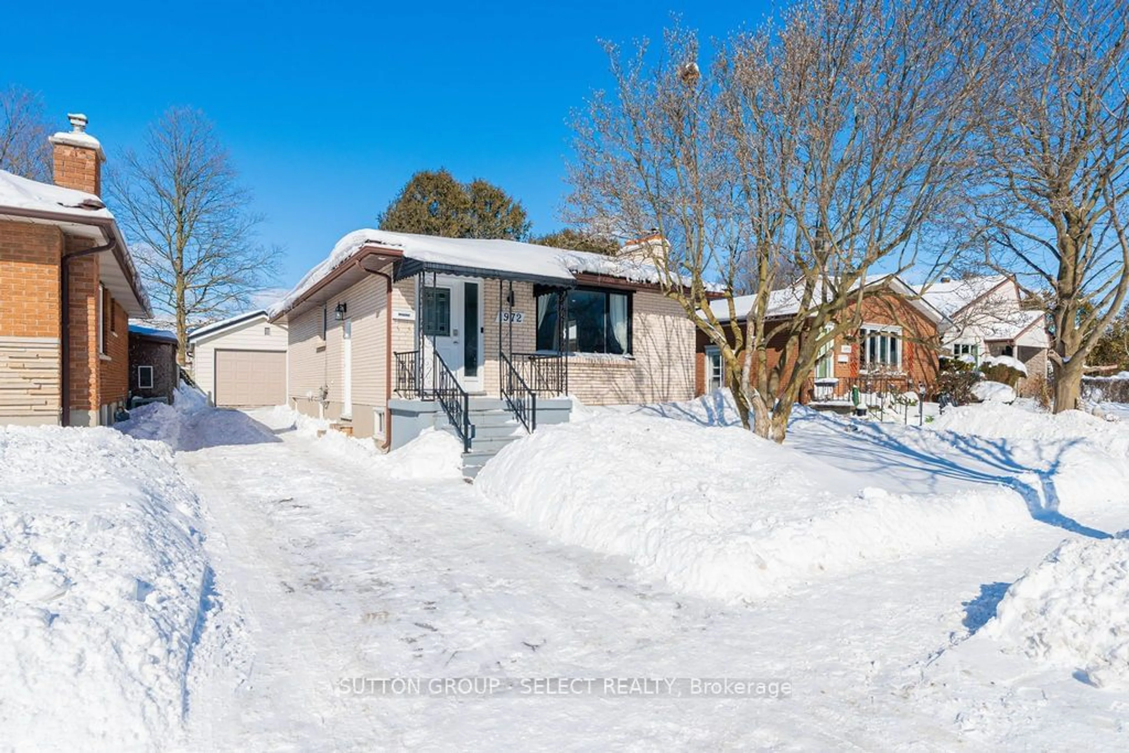 A pic from outside/outdoor area/front of a property/back of a property/a pic from drone, street for 1972 Royal Cres, London Ontario N5V 1N8