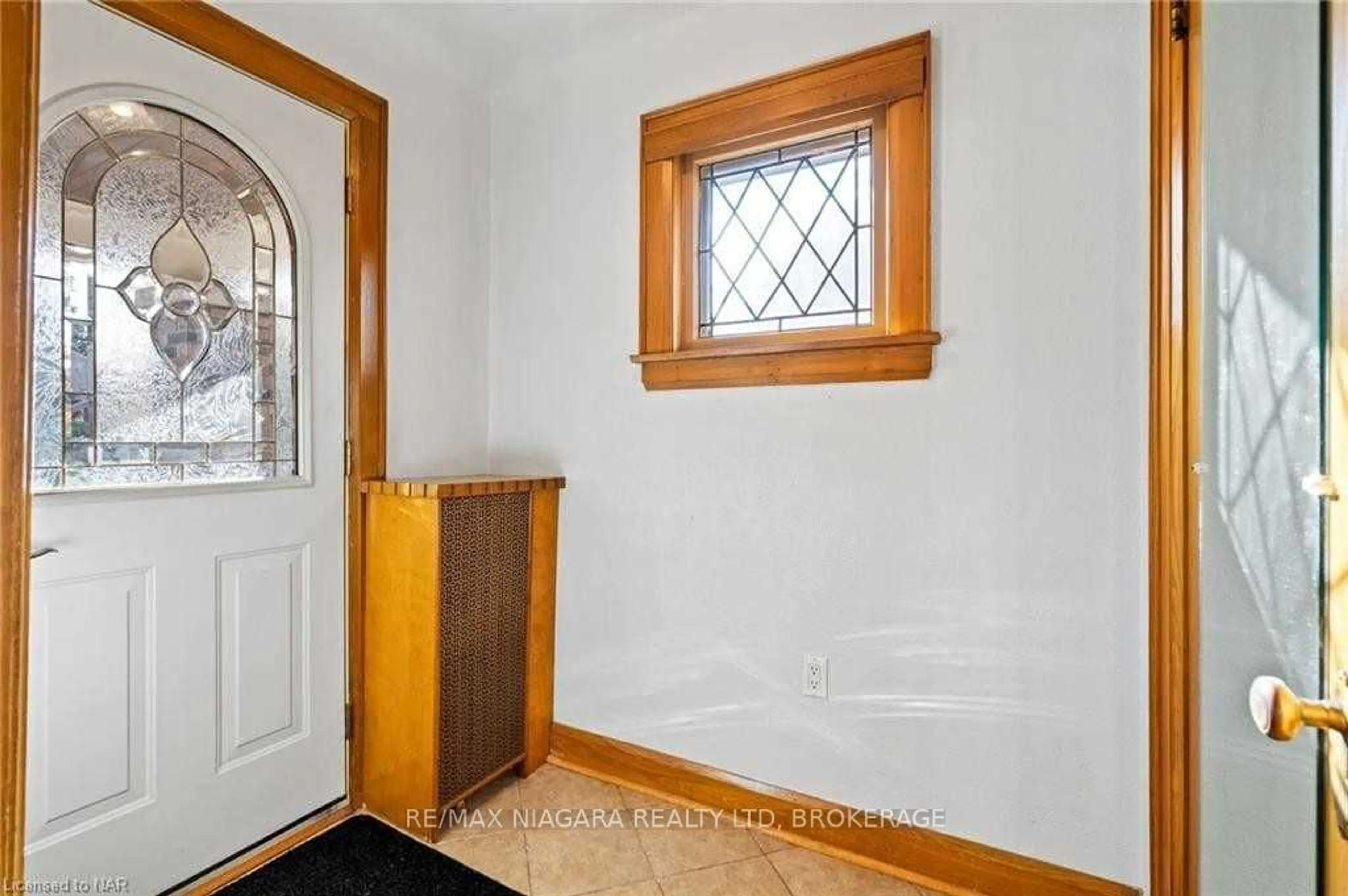 Indoor entryway for 45 Linden St, St. Catharines Ontario L2R 1H7