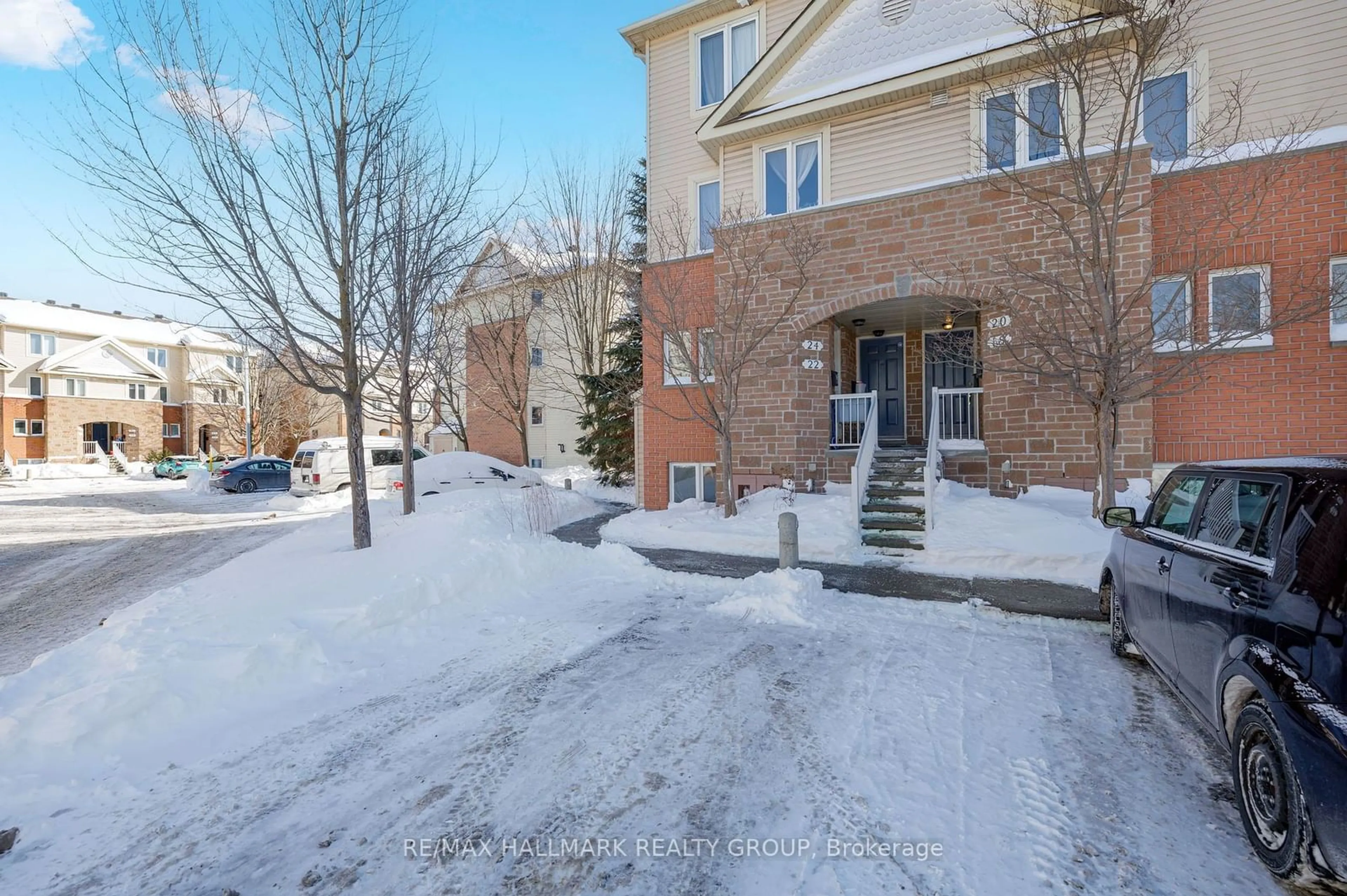 A pic from outside/outdoor area/front of a property/back of a property/a pic from drone, street for 22 Strathaven Private #22, Cyrville - Carson Grove - Pineview Ontario K1J 1K7