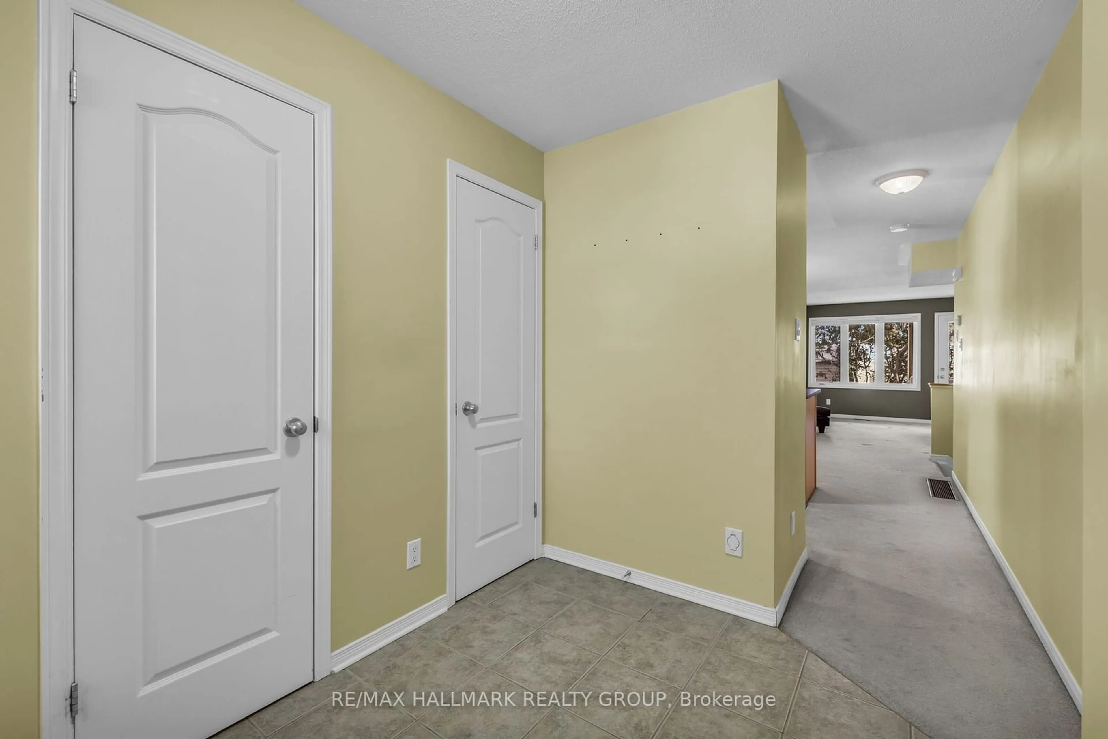 Indoor entryway for 22 Strathaven Private #22, Cyrville - Carson Grove - Pineview Ontario K1J 1K7