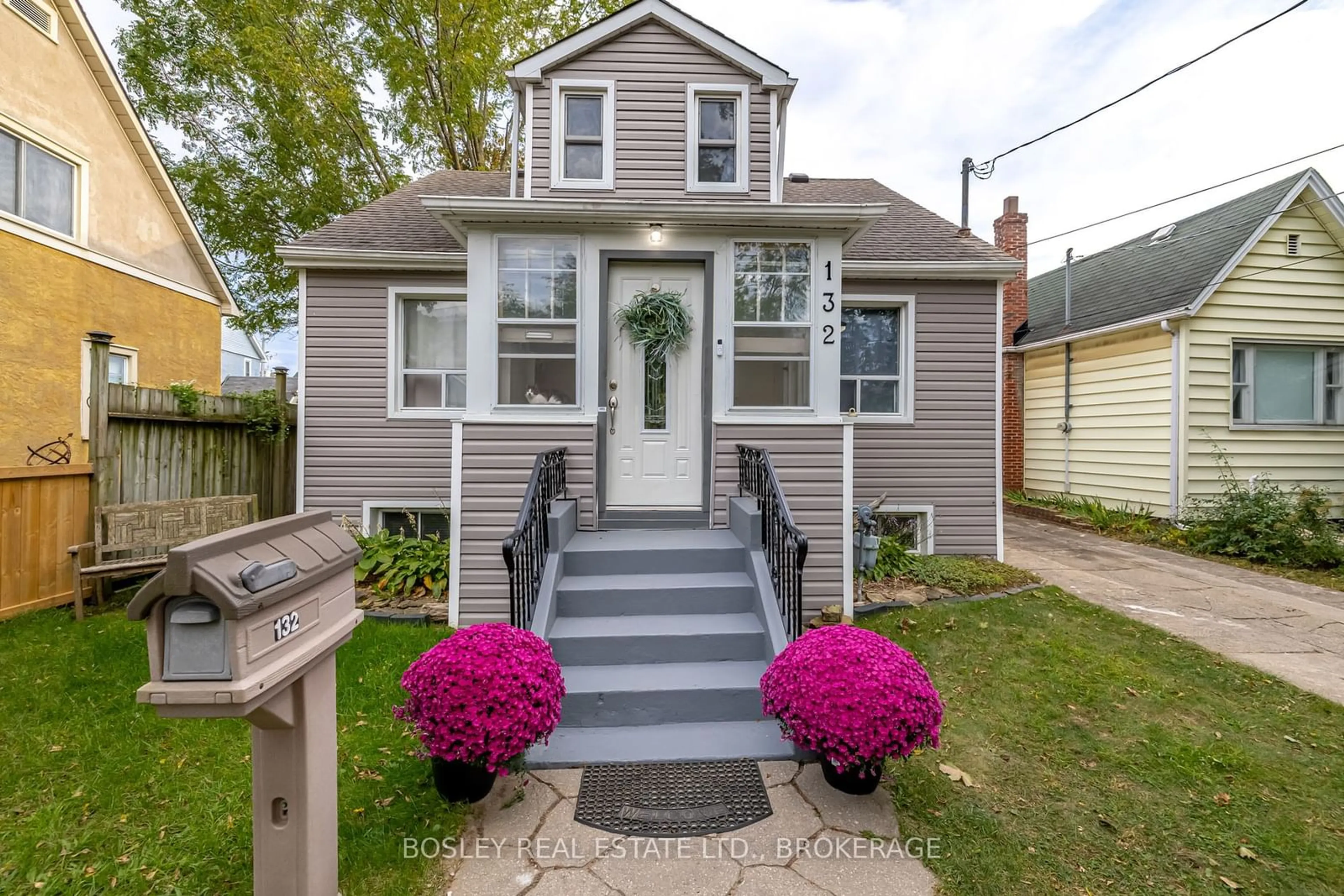 Home with vinyl exterior material, street for 132 DUFFERIN St, St. Catharines Ontario L2R 2A1