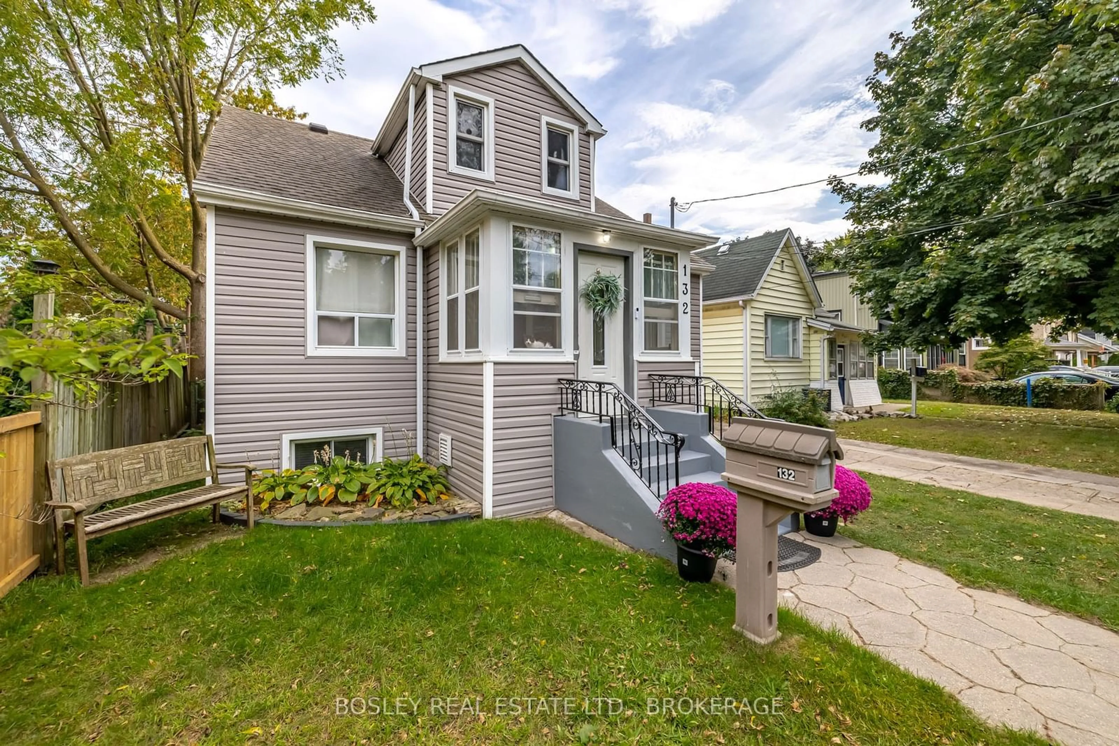 Home with vinyl exterior material, street for 132 DUFFERIN St, St. Catharines Ontario L2R 2A1