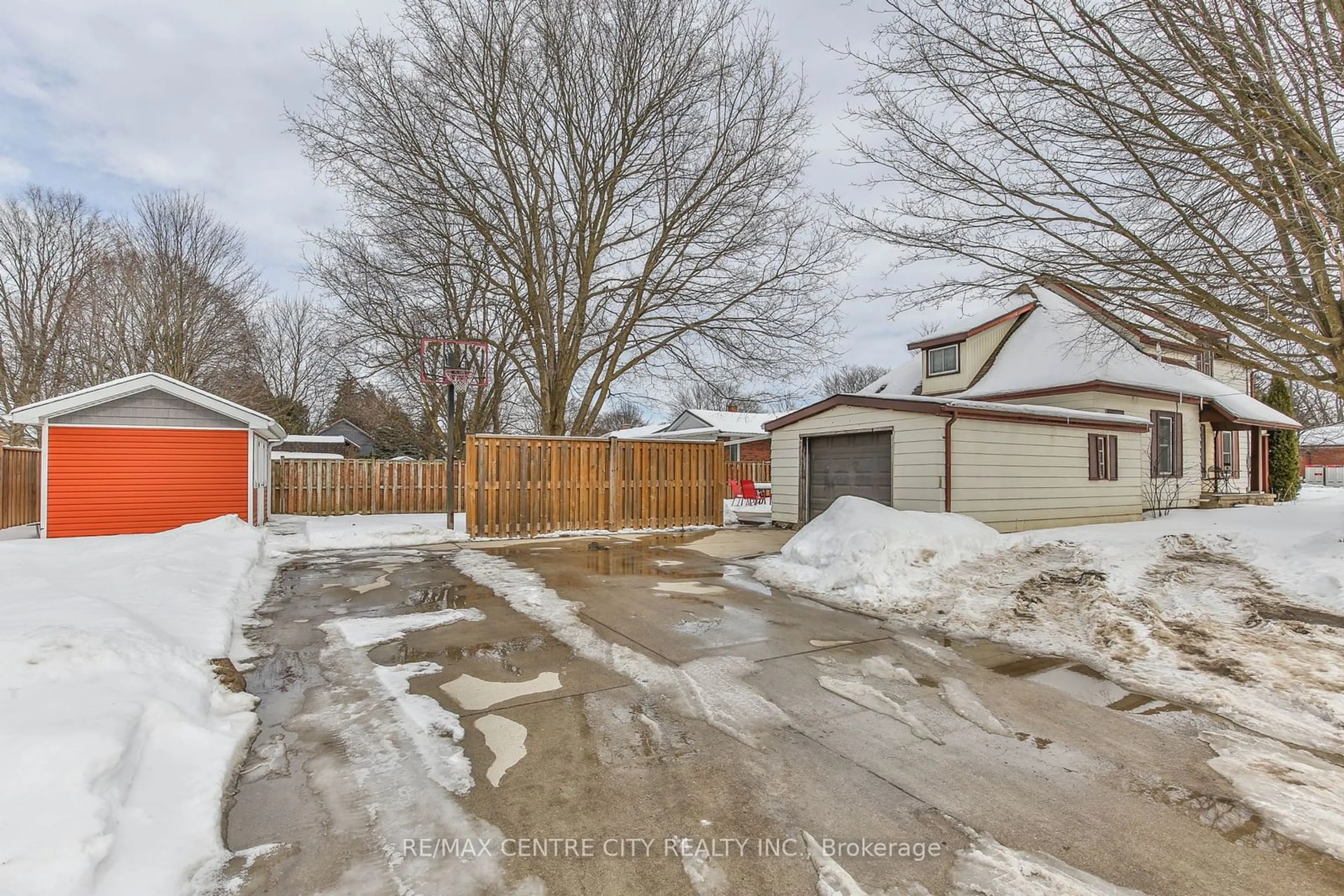 A pic from outside/outdoor area/front of a property/back of a property/a pic from drone, street for 24 Fourth Ave, Aylmer Ontario N5H 2K6