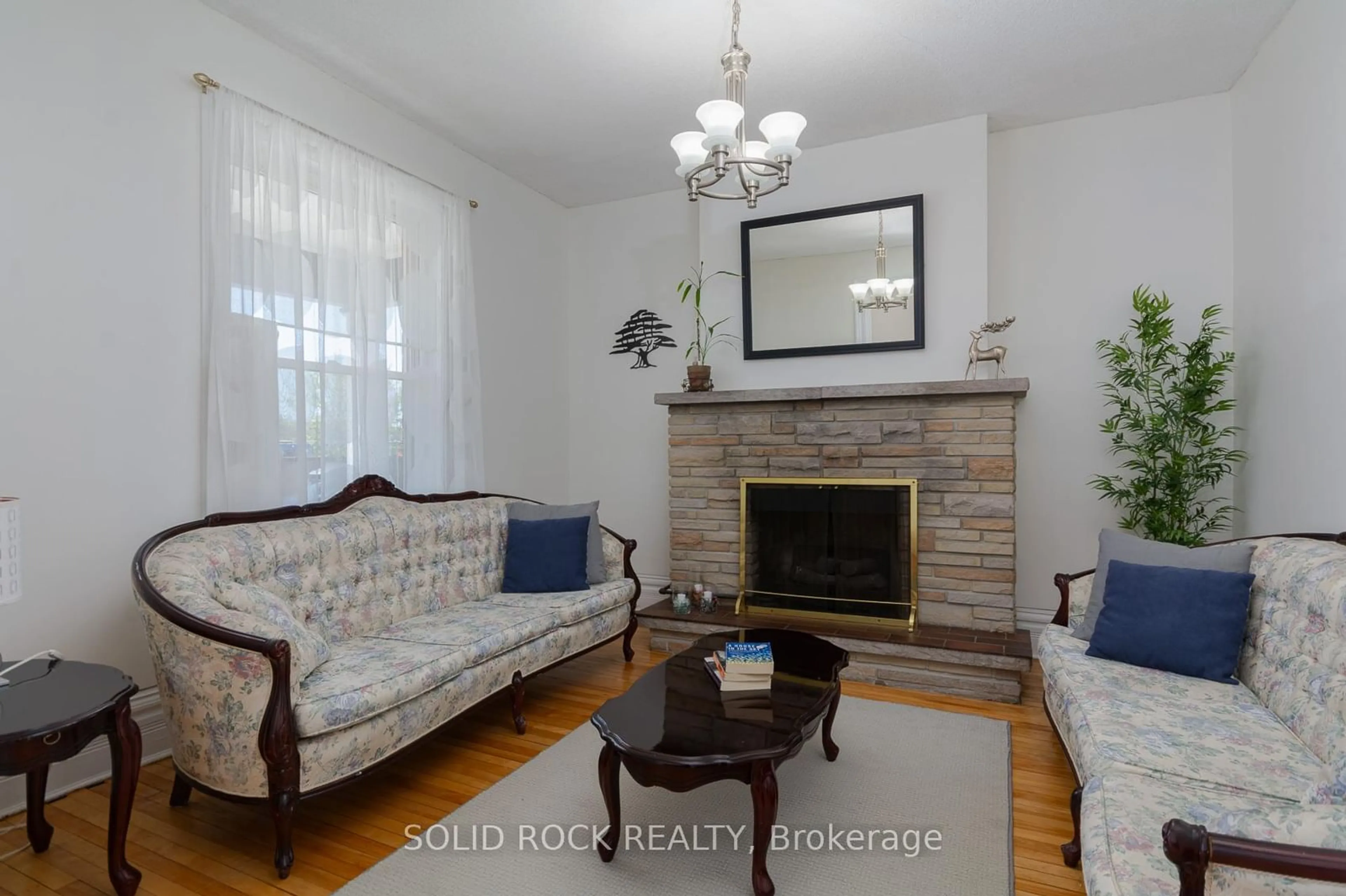 Living room with furniture, wood/laminate floor for 77 Arlington Ave, Ottawa Centre Ontario K1R 5S4