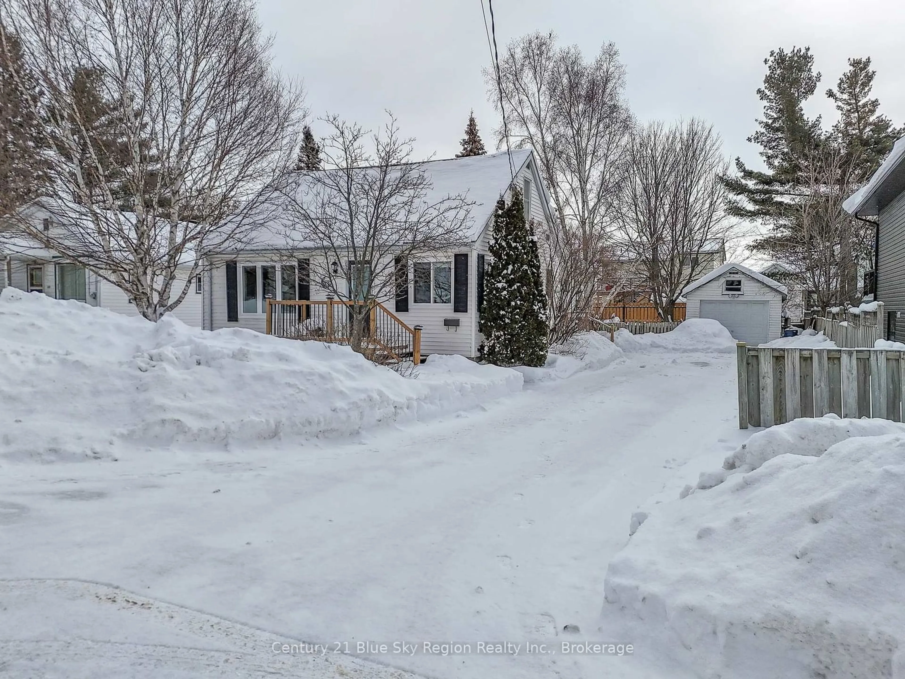 A pic from outside/outdoor area/front of a property/back of a property/a pic from drone, street for 135 Oakwood Ave, North Bay Ontario P1B 5H8