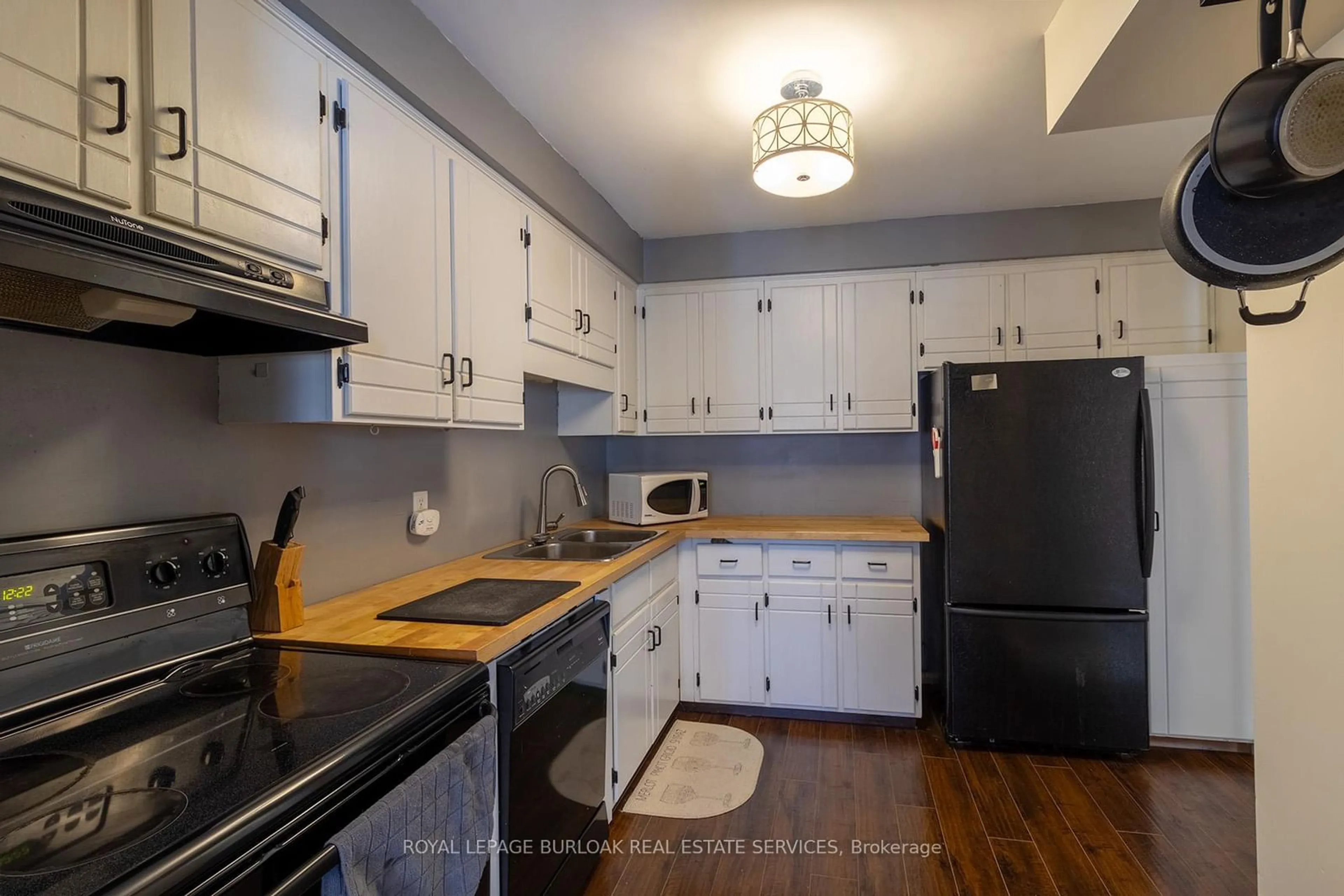 Standard kitchen, wood/laminate floor for 58 Romy Cres, Thorold Ontario L2V 4T6