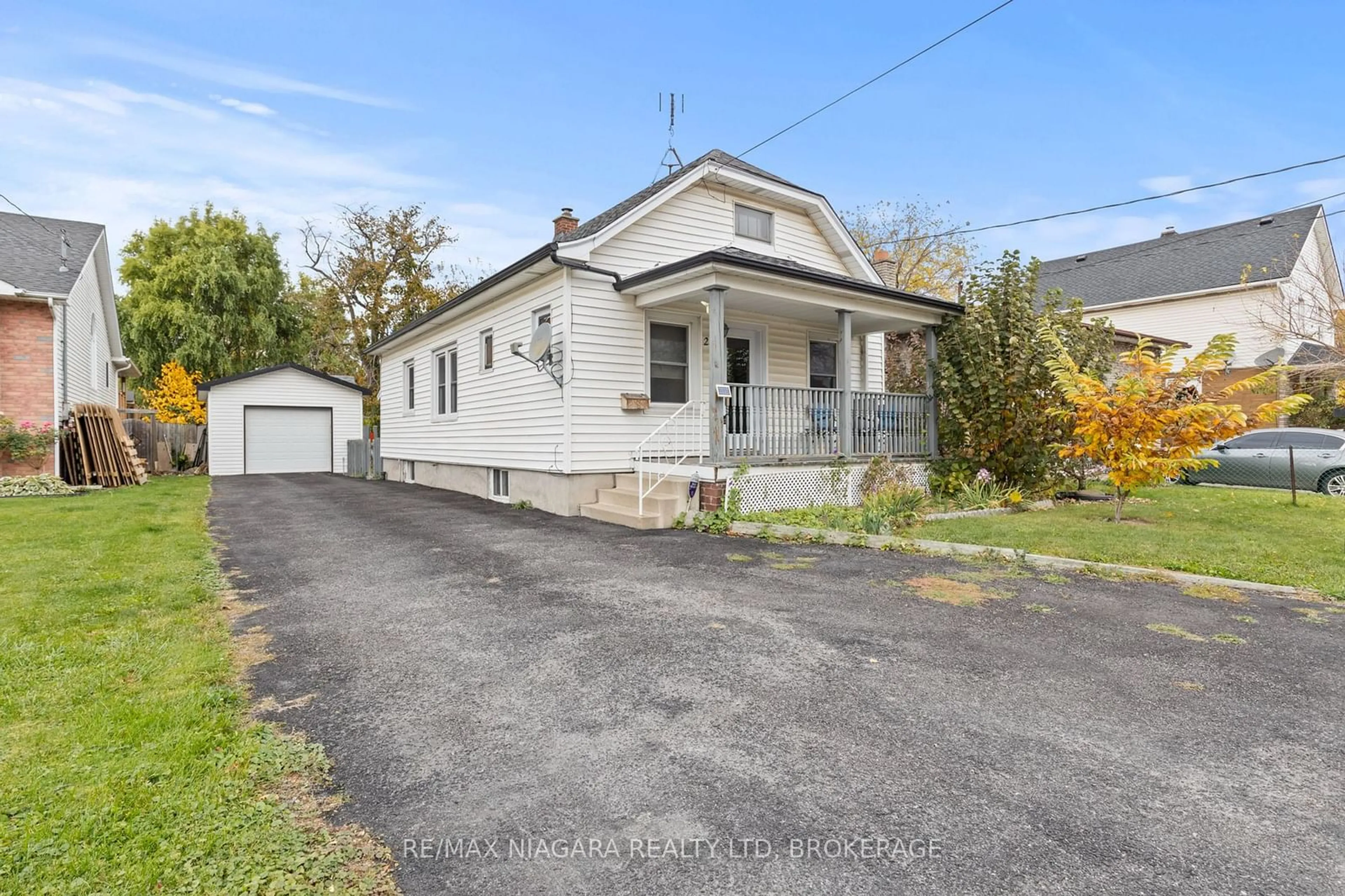 A pic from outside/outdoor area/front of a property/back of a property/a pic from drone, street for 259 NIAGARA St, St. Catharines Ontario L2M 4V5