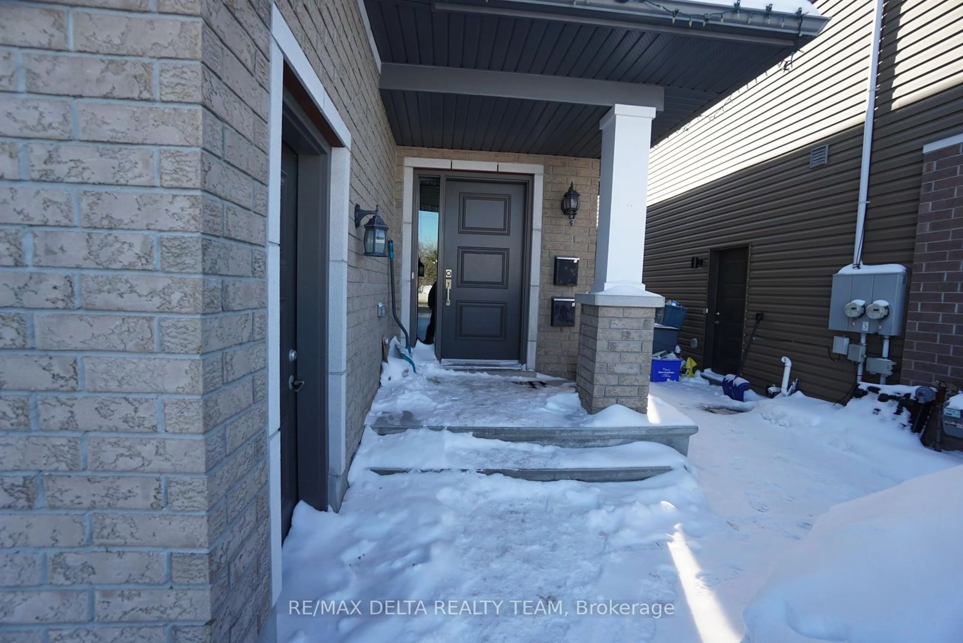 Indoor entryway for 498 Moodie Dr, Bells Corners and South to Fallowfield Ontario K2H 8A7