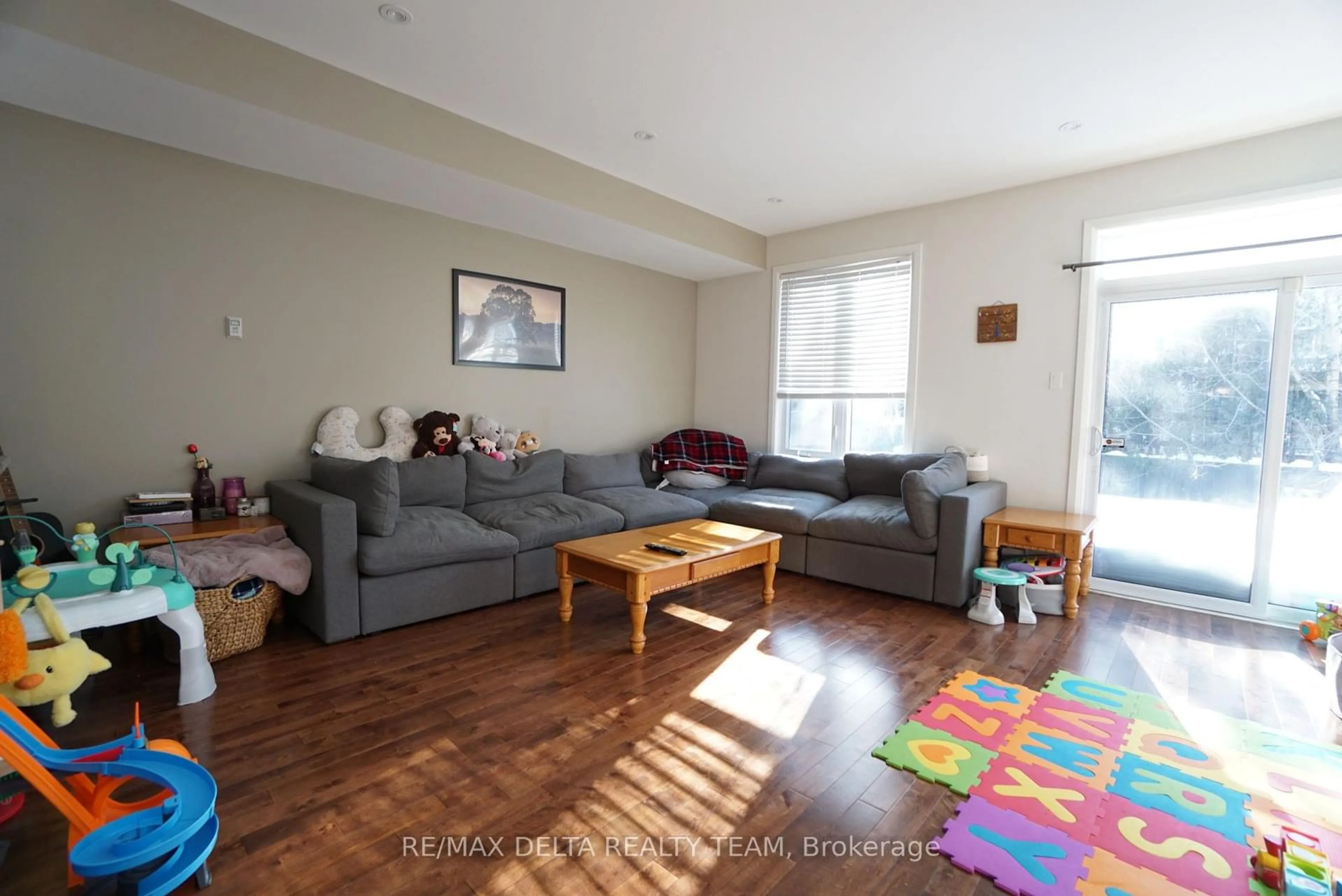 Living room with furniture, unknown for 498 Moodie Dr, Bells Corners and South to Fallowfield Ontario K2H 8A7