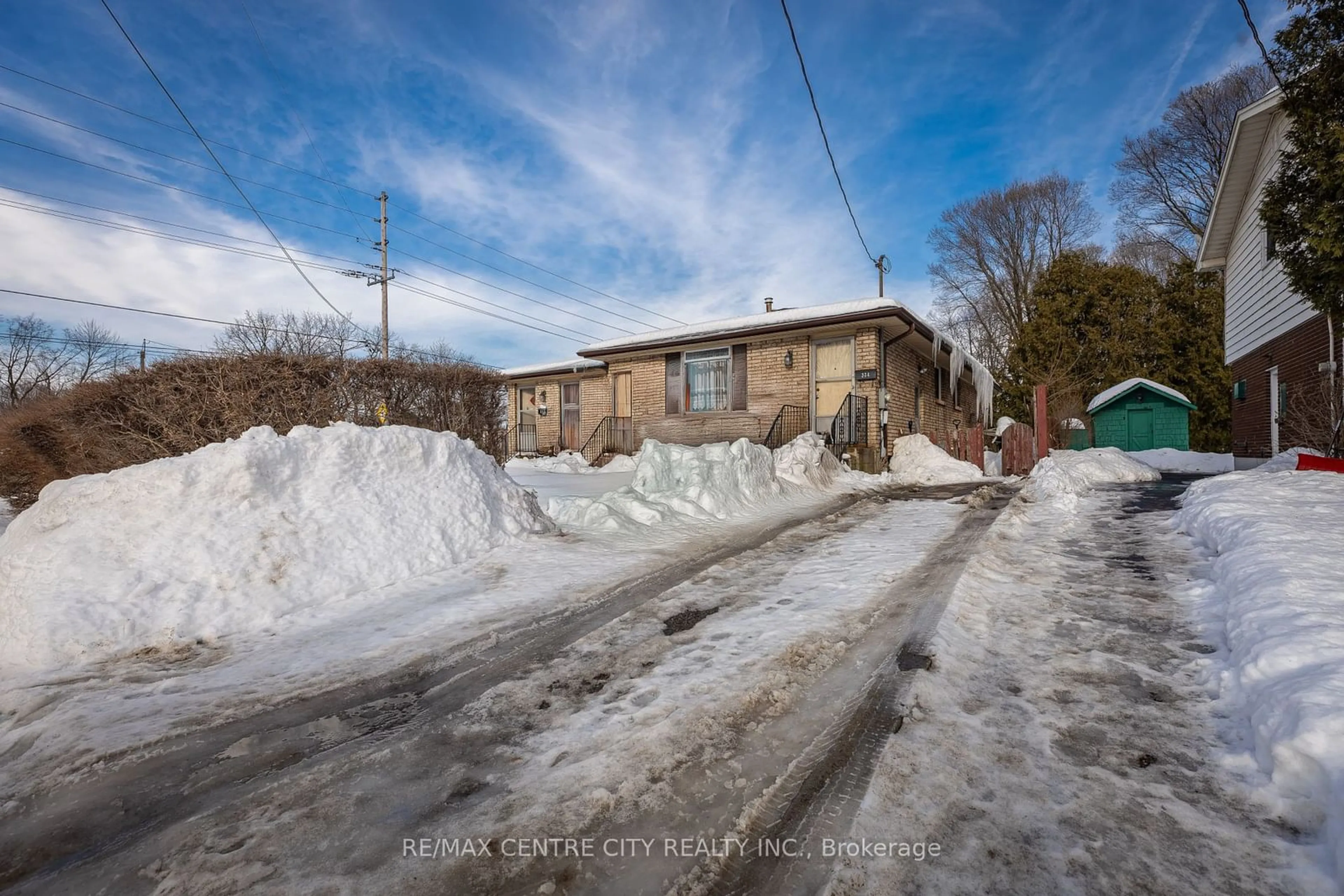 A pic from outside/outdoor area/front of a property/back of a property/a pic from drone, street for 276 Taylor St, London Ontario N5Y 2J8