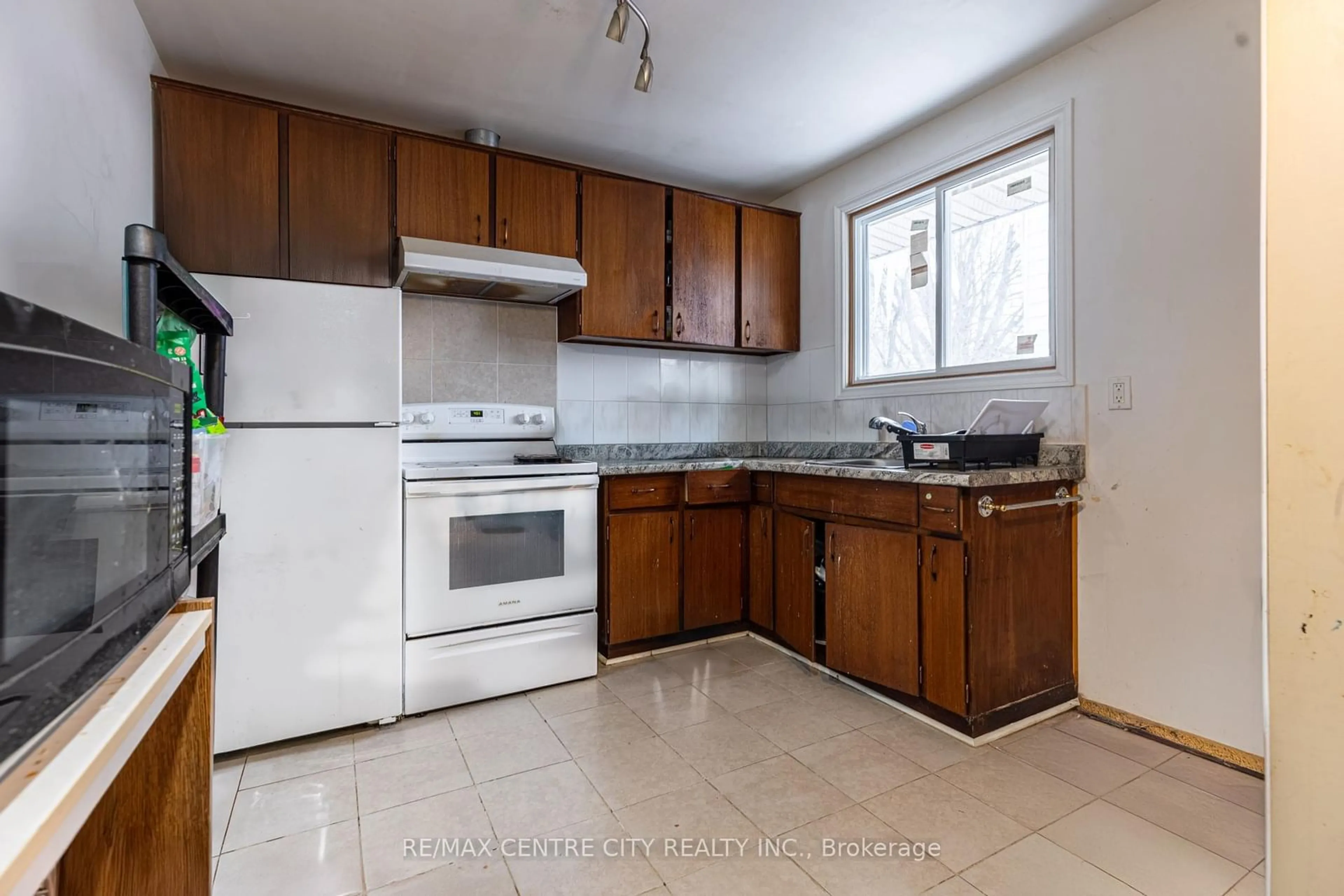 Standard kitchen, unknown for 276 Taylor St, London Ontario N5Y 2J8