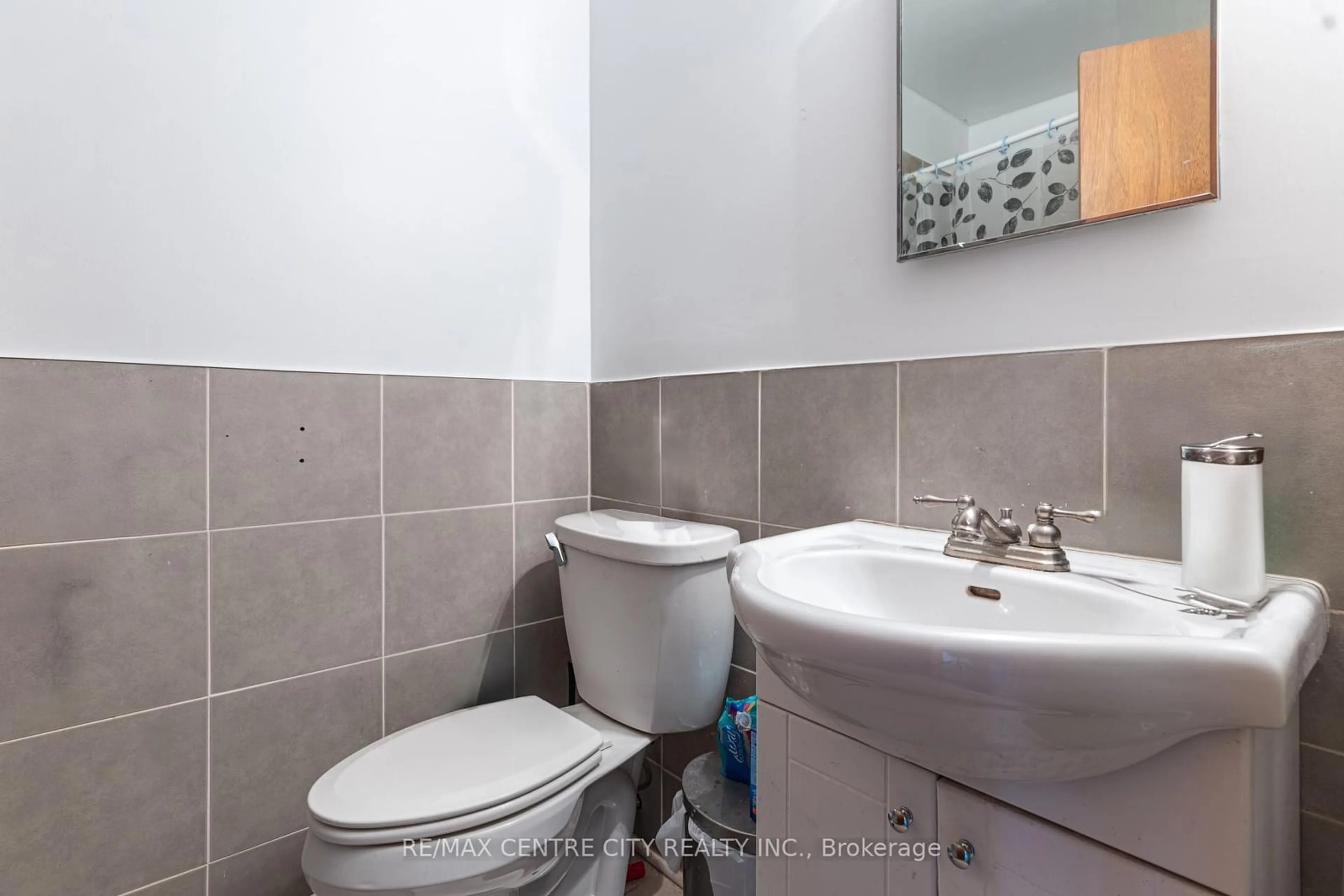 Standard bathroom, ceramic/tile floor for 276 Taylor St, London Ontario N5Y 2J8