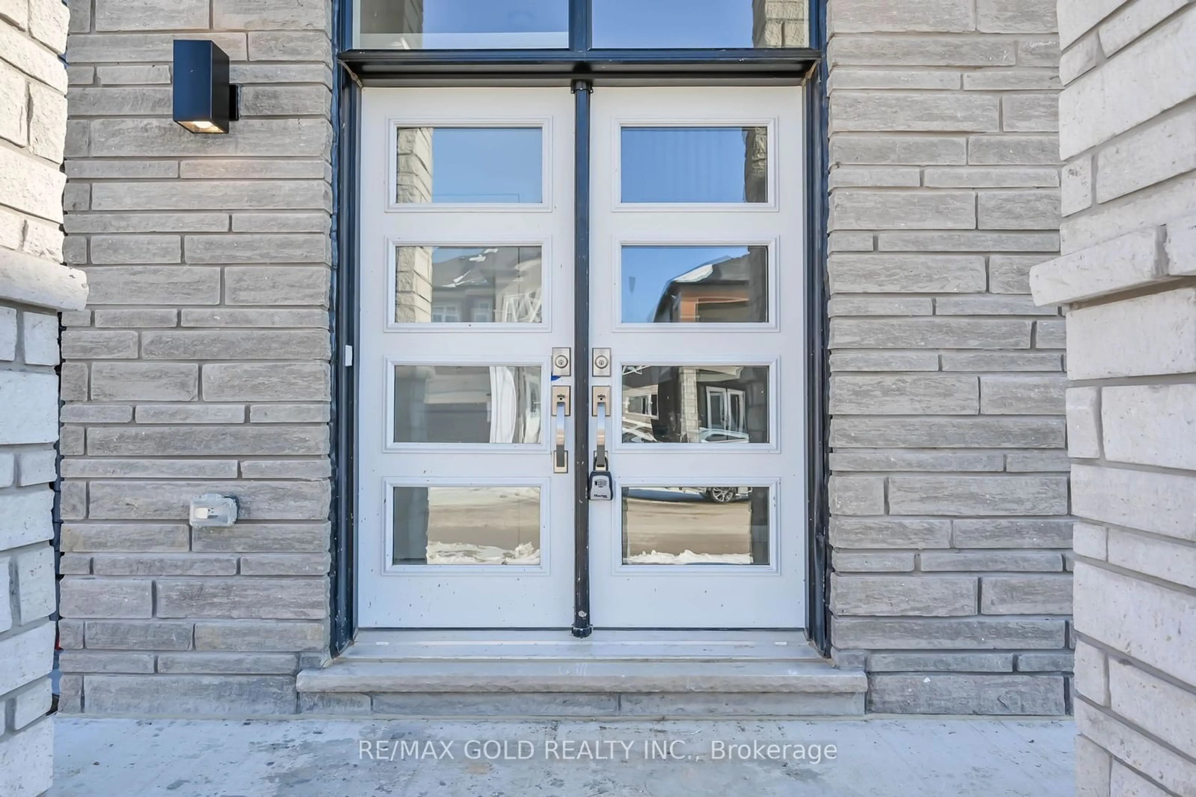 Indoor entryway for 50 Wakeling Dr, Brantford Ontario N3T 5L8