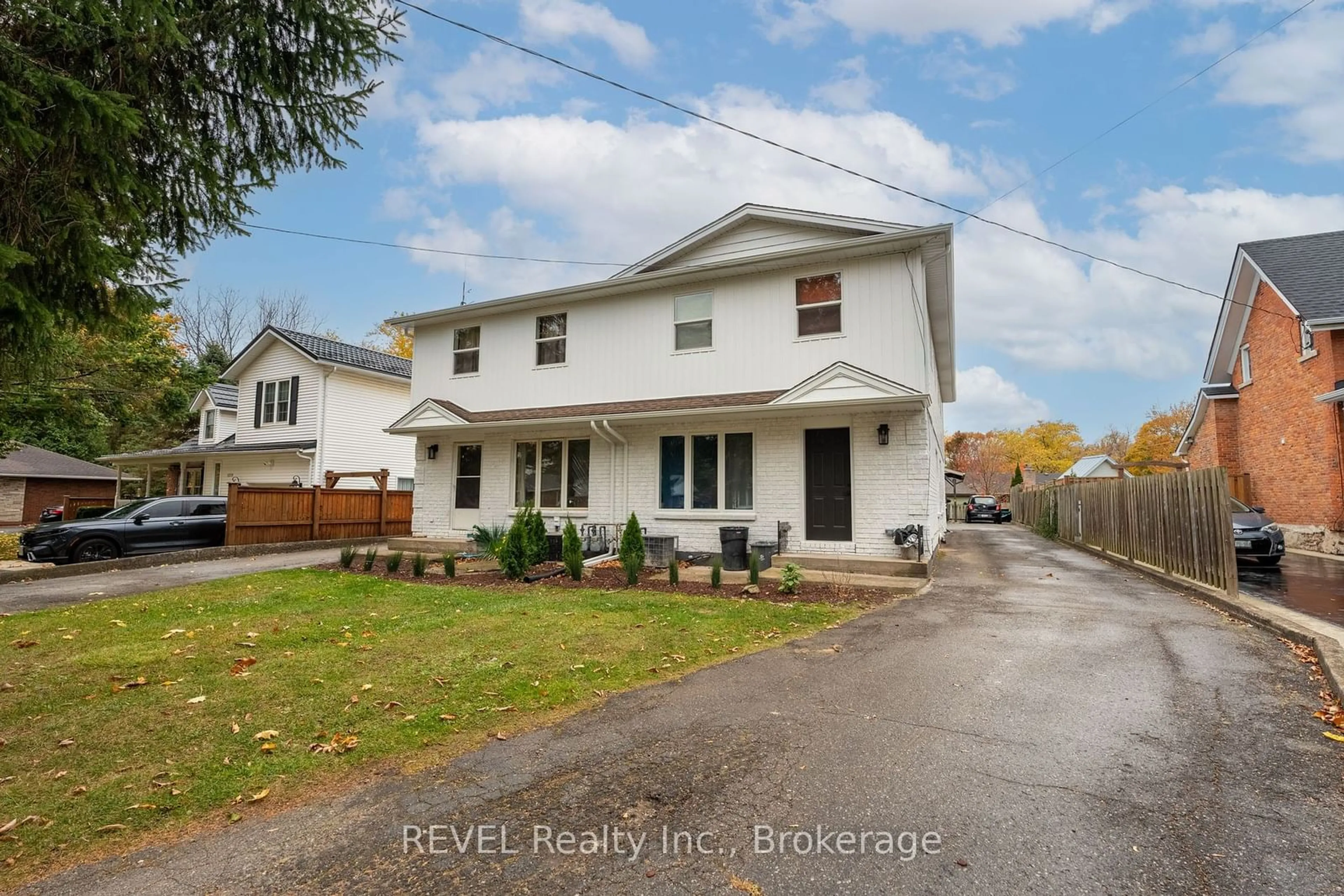 A pic from outside/outdoor area/front of a property/back of a property/a pic from drone, street for 1372 HAIST St, Pelham Ontario L0S 1M0