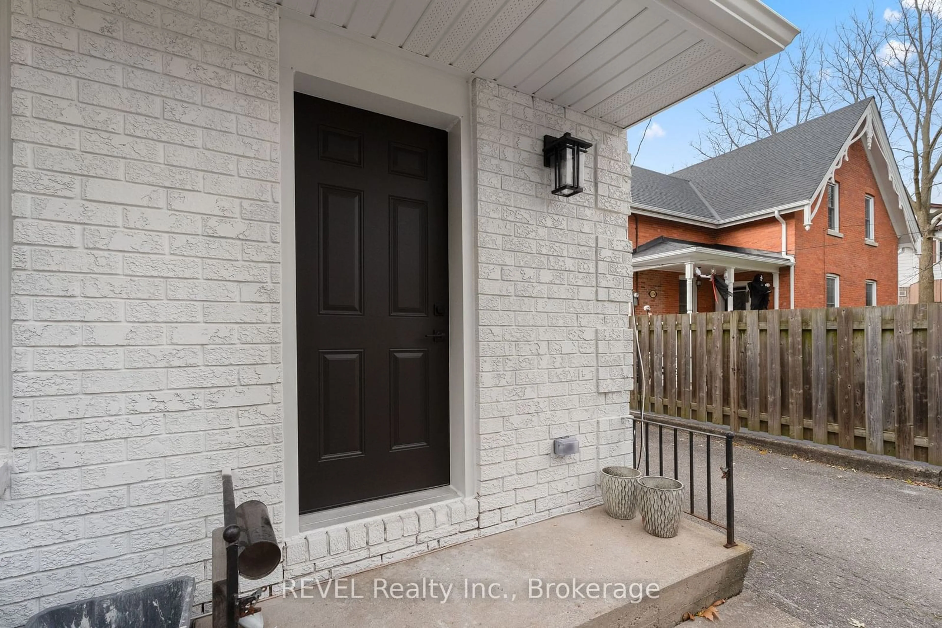 Indoor entryway for 1372 HAIST St, Pelham Ontario L0S 1M0