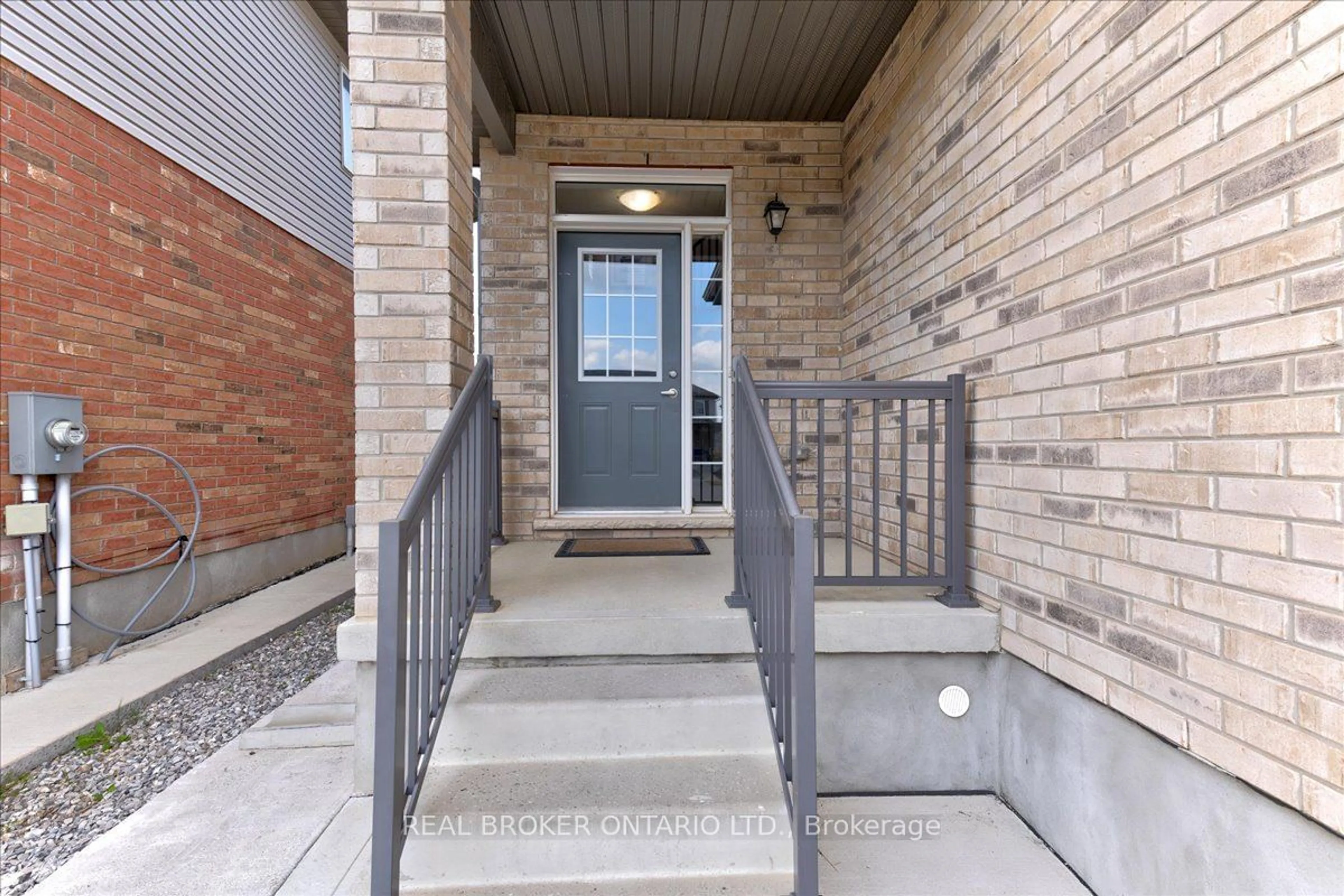 Indoor entryway for 48 Arlington Pkwy, Brant Ontario N3L 0G2