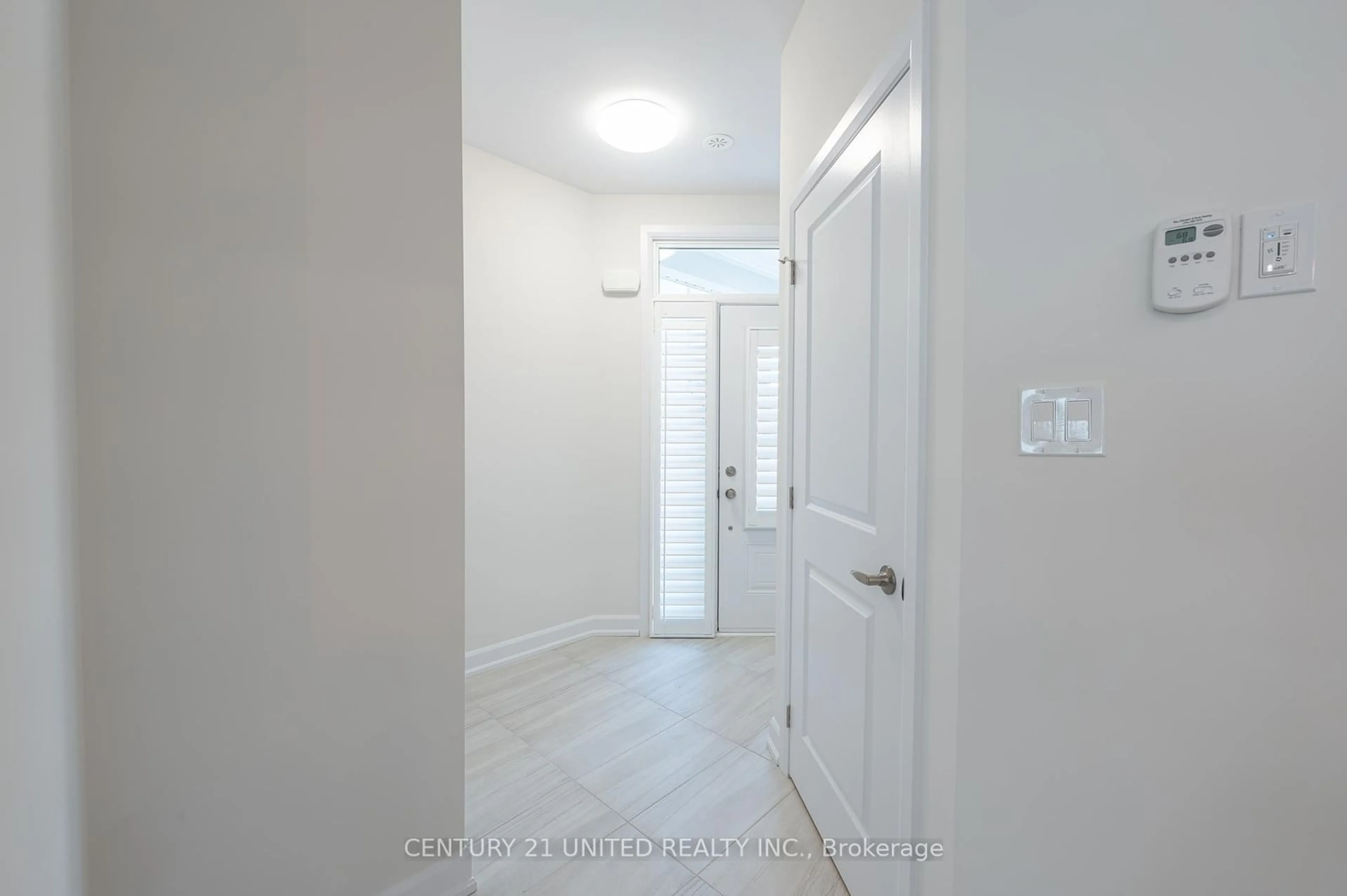 Indoor entryway for 313 Mullighan Gdns, Peterborough Ontario K9K 0G3