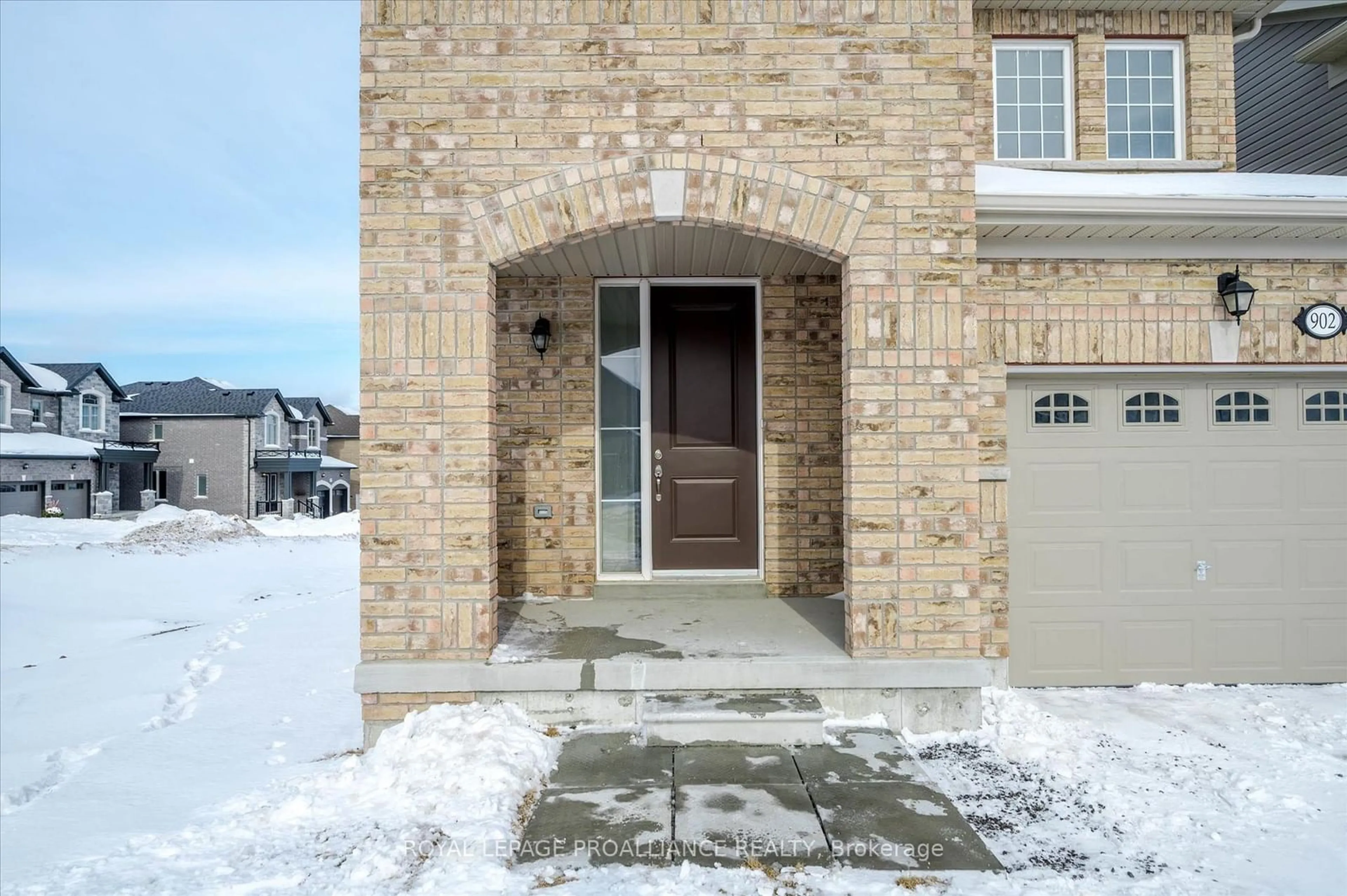 Indoor entryway for 902 Bamford Terr, Peterborough Ontario K9K 0H4