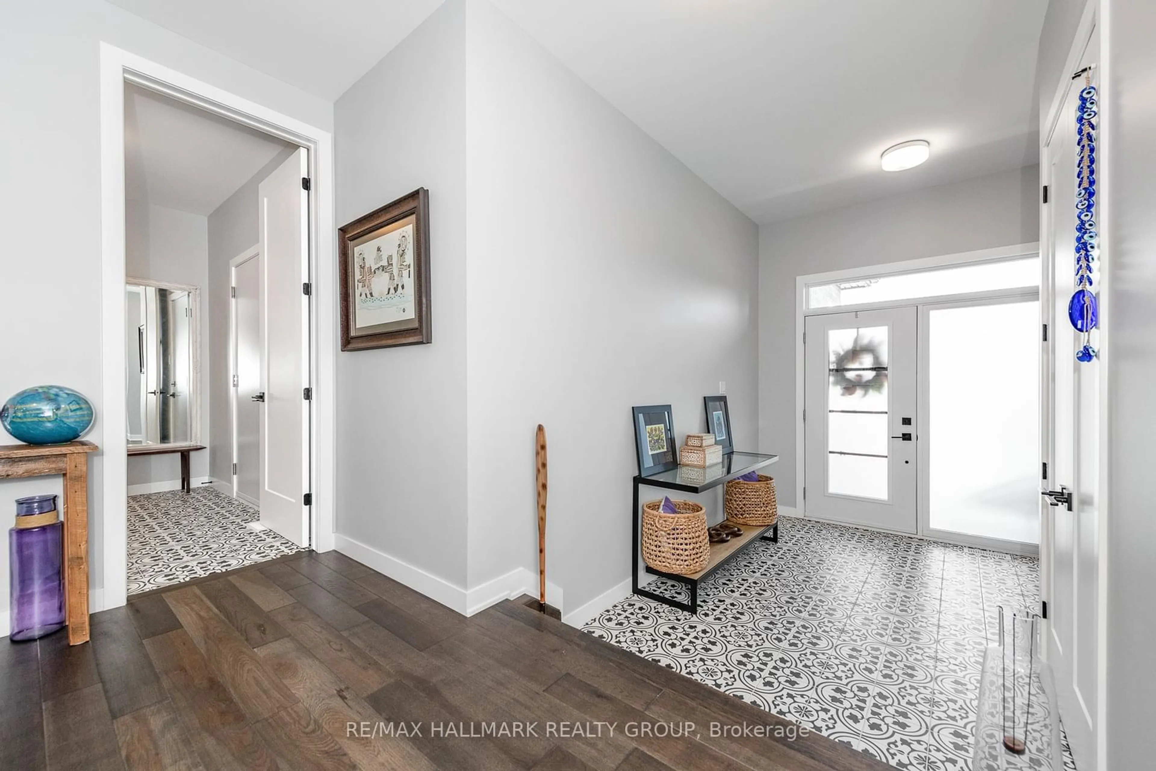 Indoor entryway for 45 Richer St, North Stormont Ontario K0A 1R0