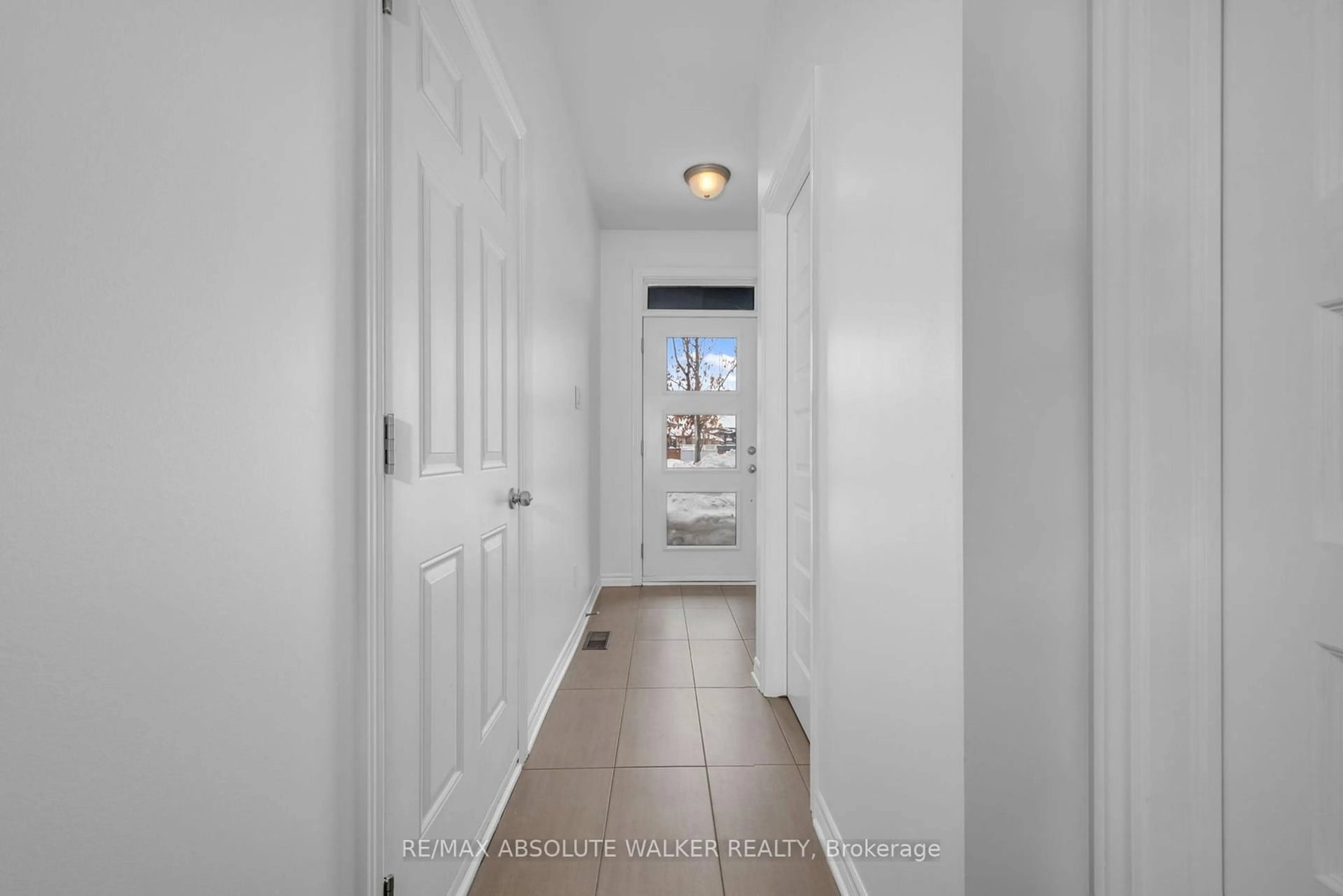 Indoor entryway for 108 St-Malo Pl, Russell Ontario K0A 1W0