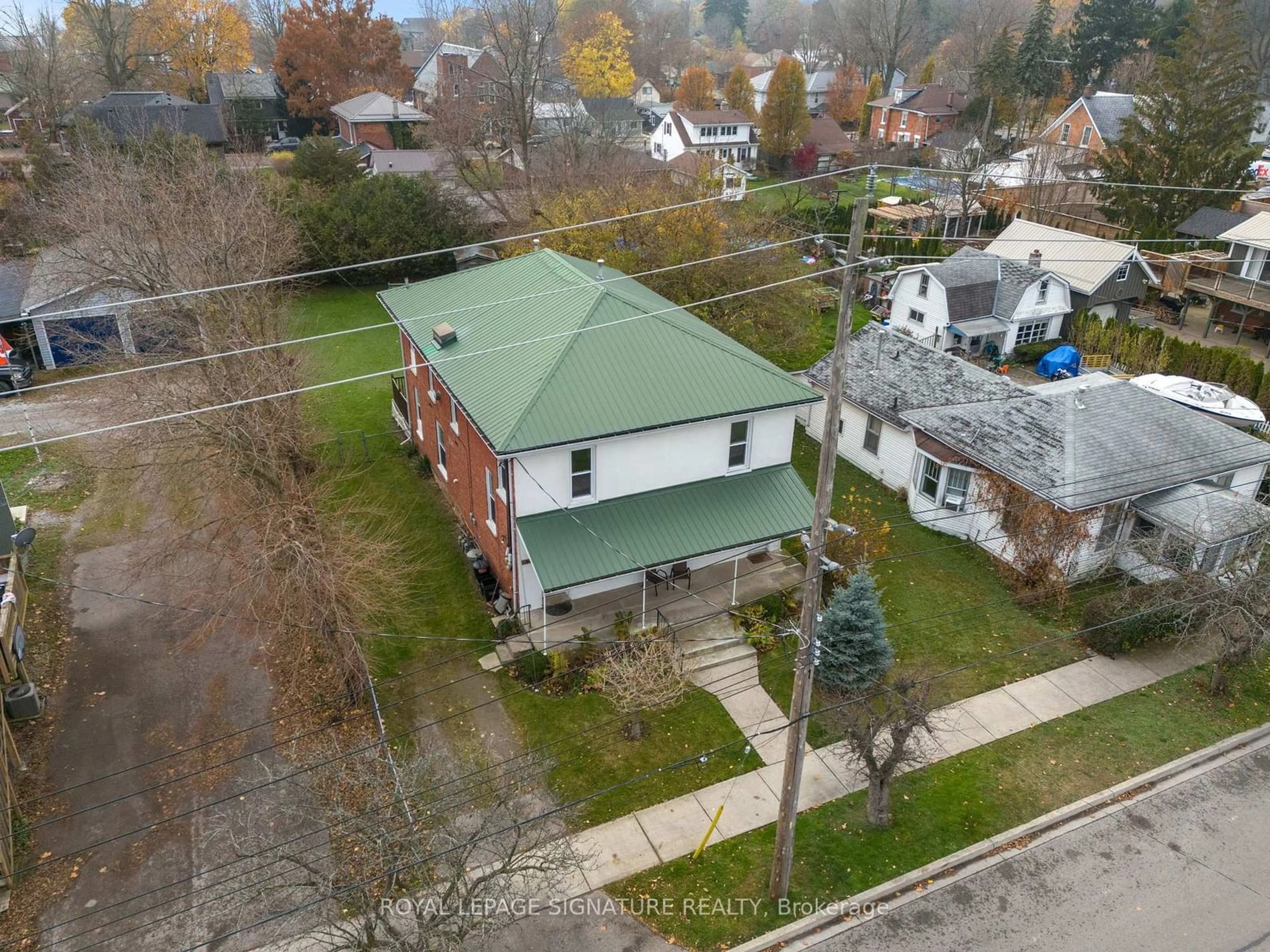 A pic from outside/outdoor area/front of a property/back of a property/a pic from drone, street for 311 George St, Norfolk Ontario N0A 1N0