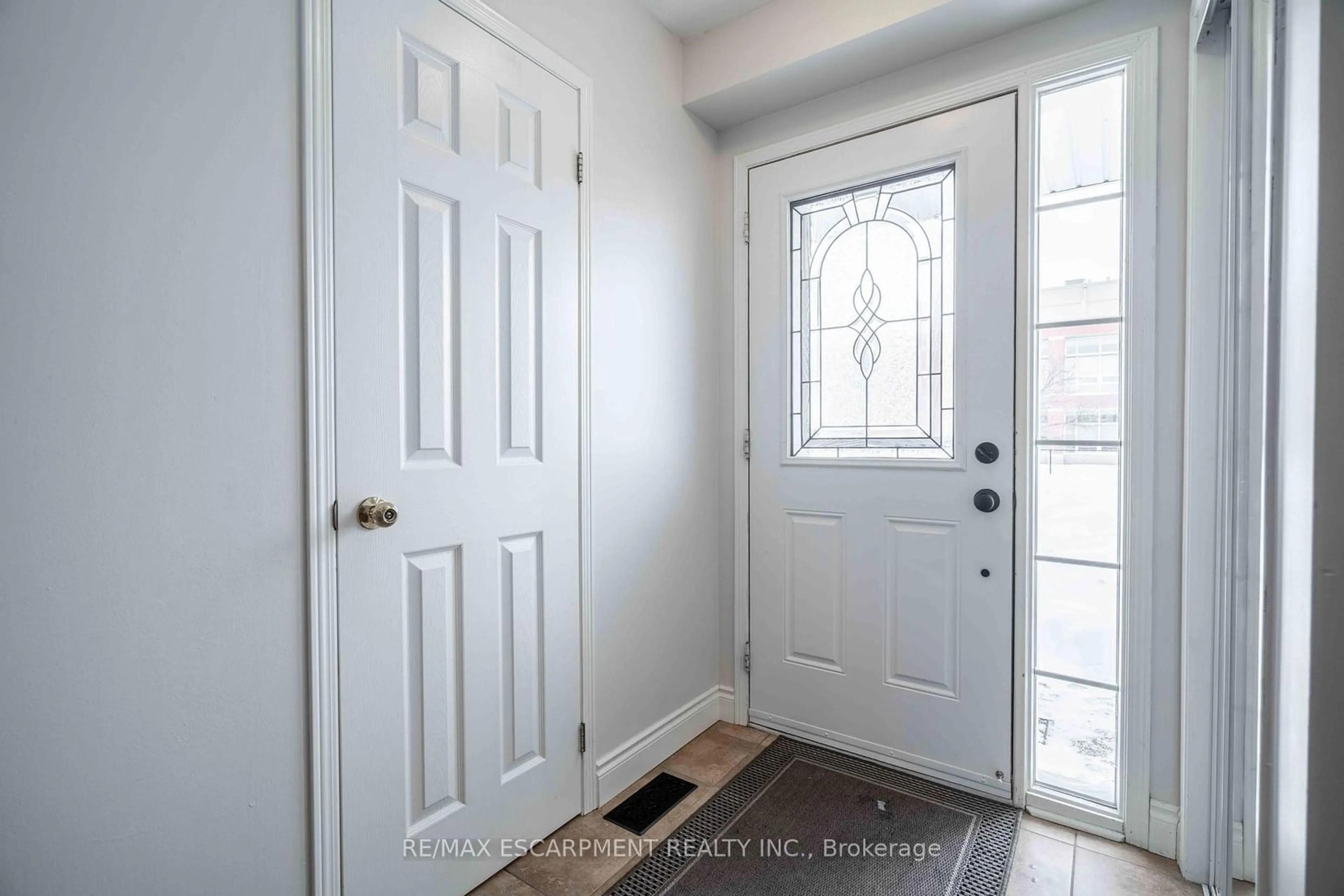 Indoor entryway for 212 Bradley Ave, Hamilton Ontario L0R 1C0