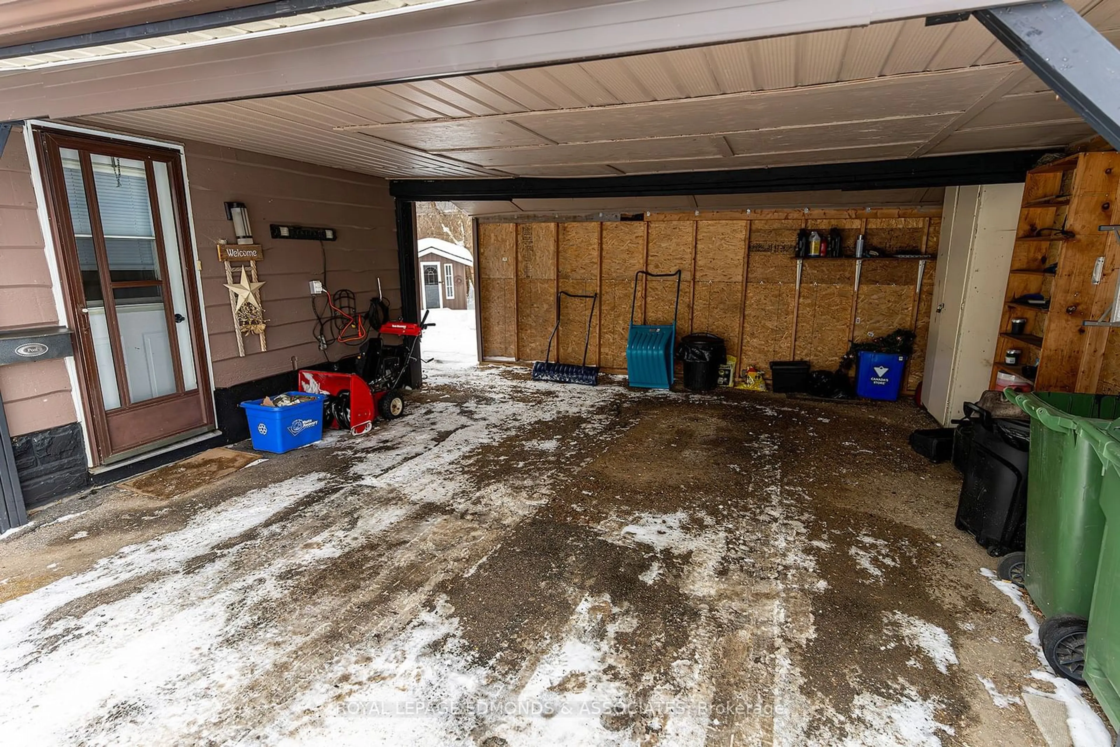 Indoor garage for 770 Leahey St, Pembroke Ontario K8A 1B4