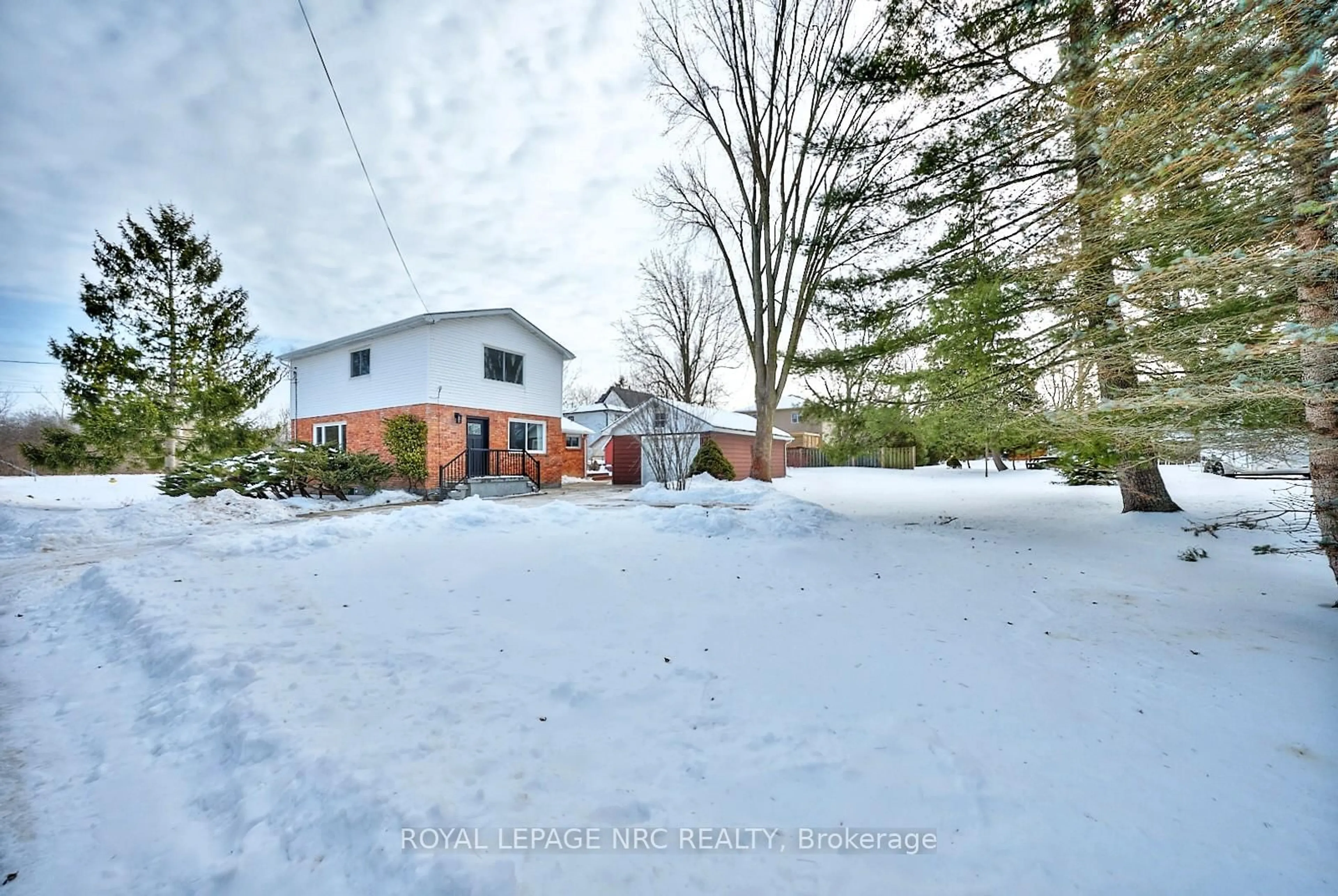 A pic from outside/outdoor area/front of a property/back of a property/a pic from drone, street for 21 Melrose Ave, Thorold Ontario L0S 1K0