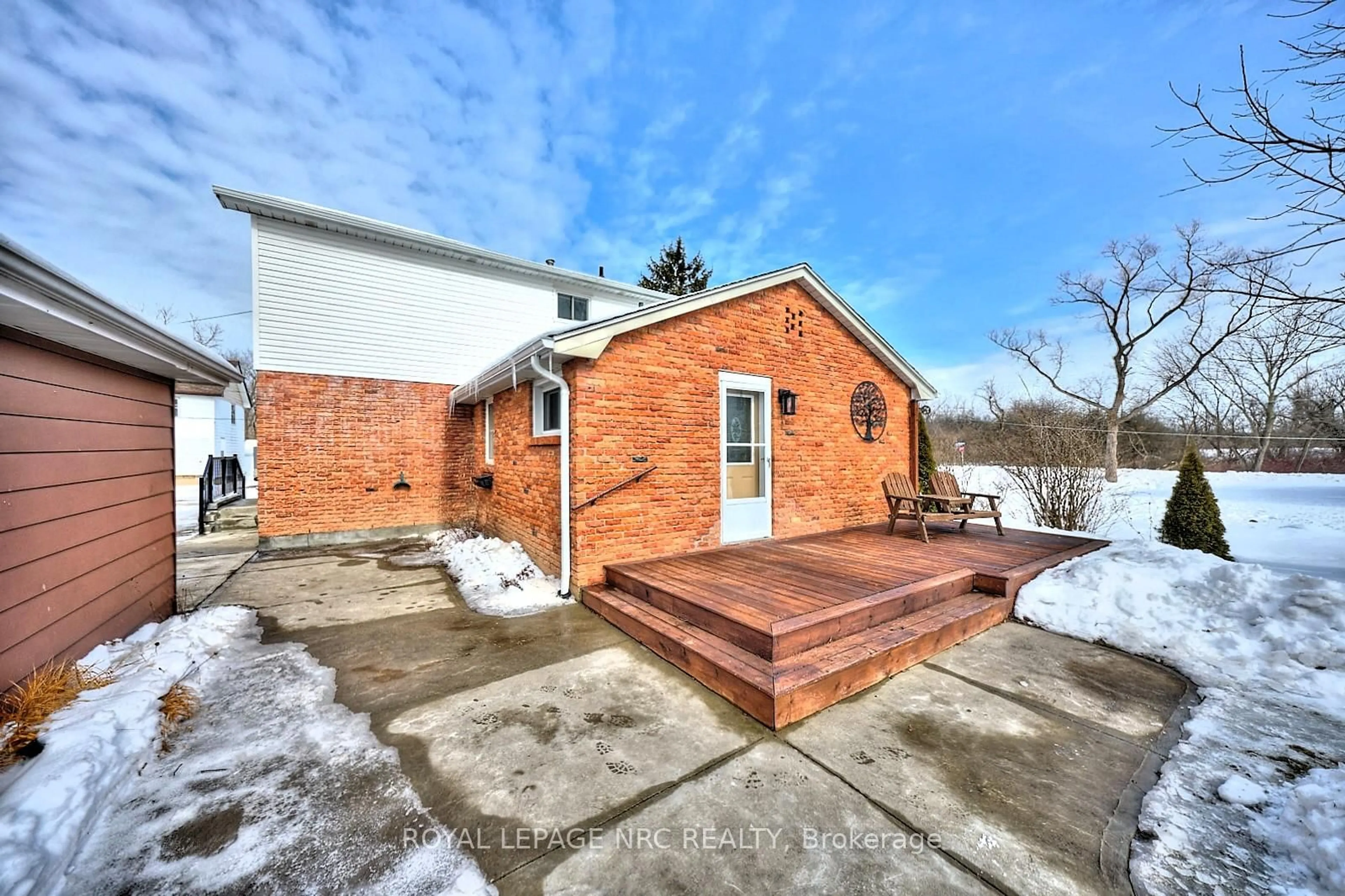 Home with brick exterior material, street for 21 Melrose Ave, Thorold Ontario L0S 1K0