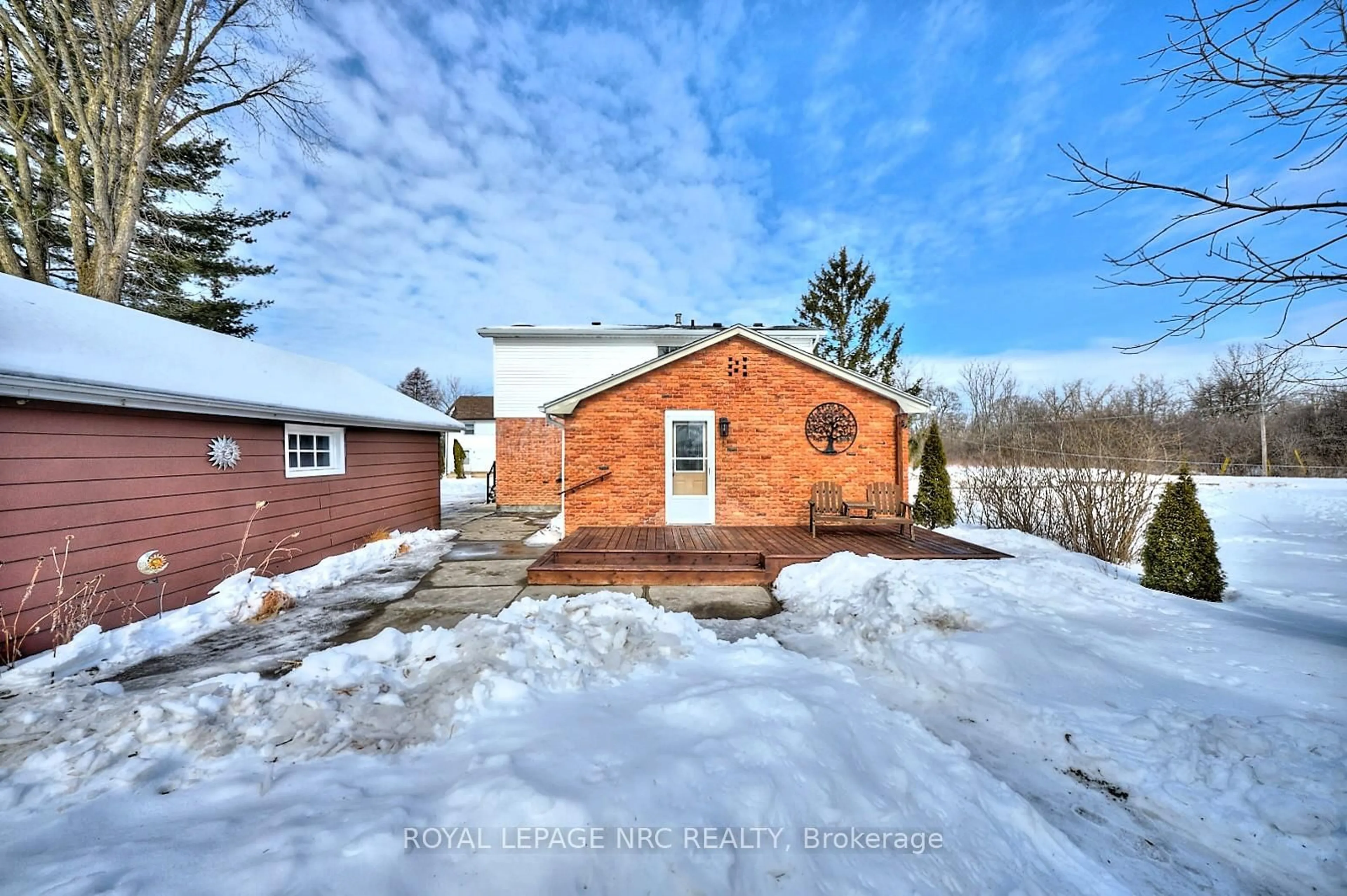 A pic from outside/outdoor area/front of a property/back of a property/a pic from drone, street for 21 Melrose Ave, Thorold Ontario L0S 1K0