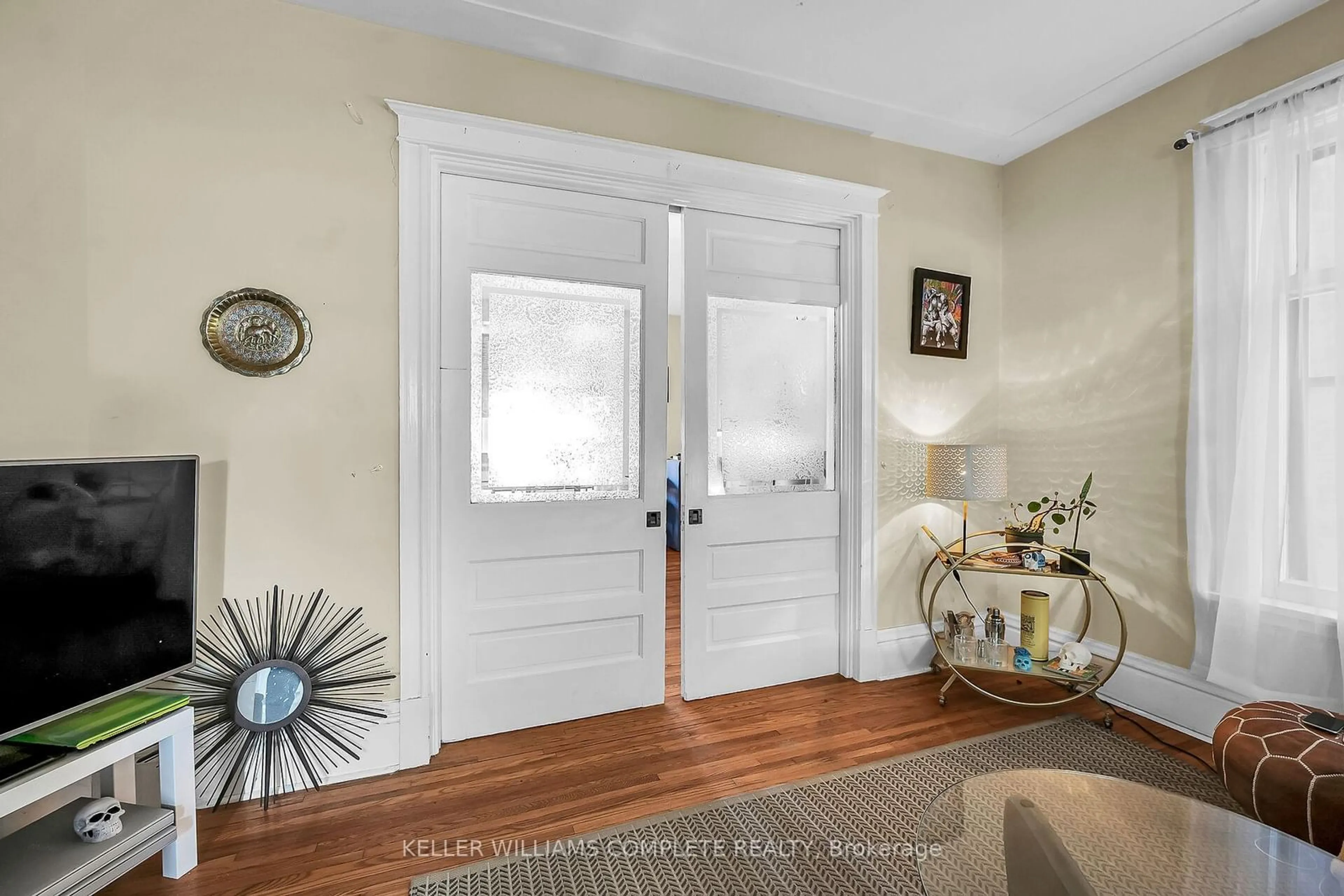 Indoor entryway for 156 BURRIS St, Hamilton Ontario L8M 2J8