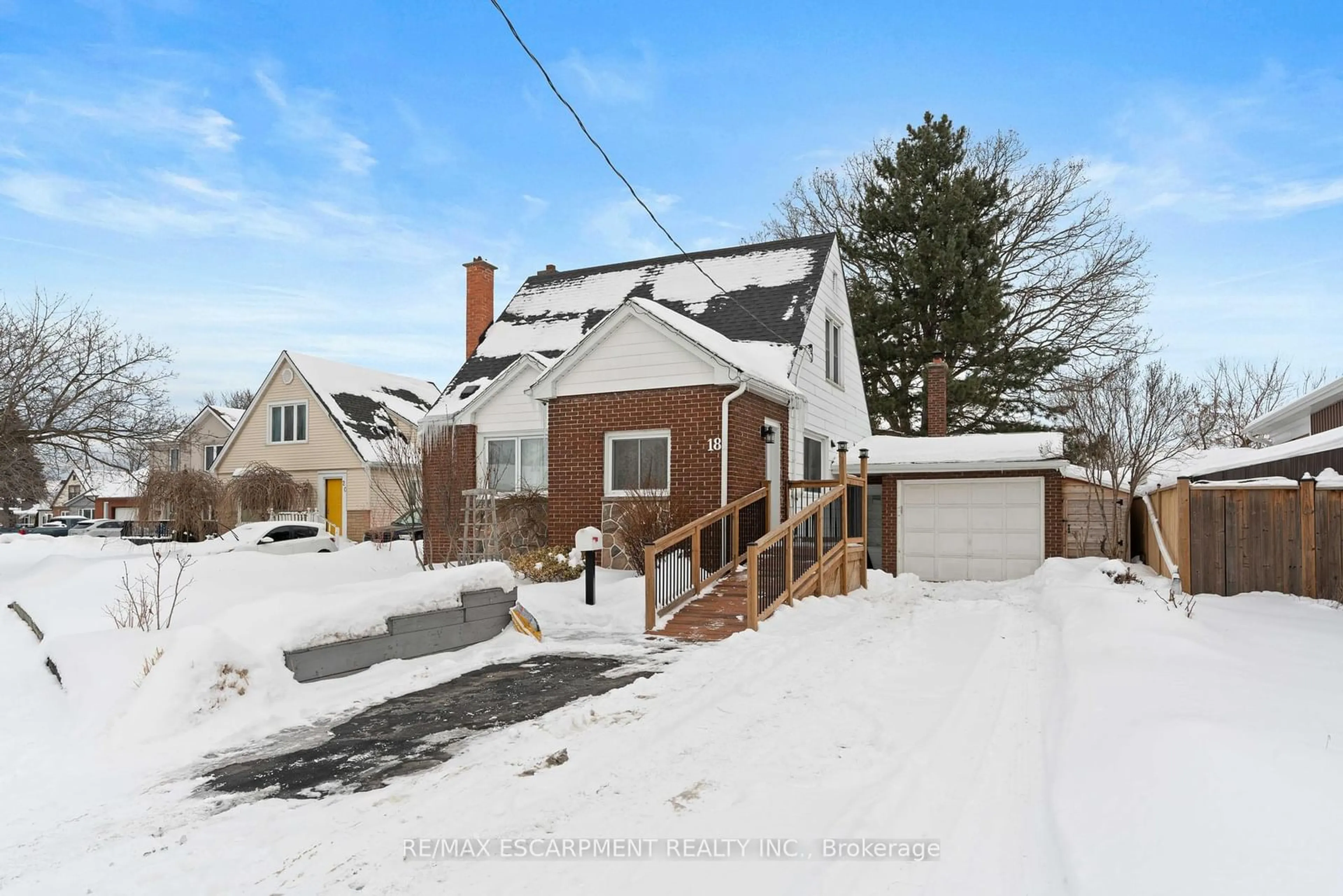 A pic from outside/outdoor area/front of a property/back of a property/a pic from drone, street for 18 Flanders Ave, St. Catharines Ontario L2M 5X3