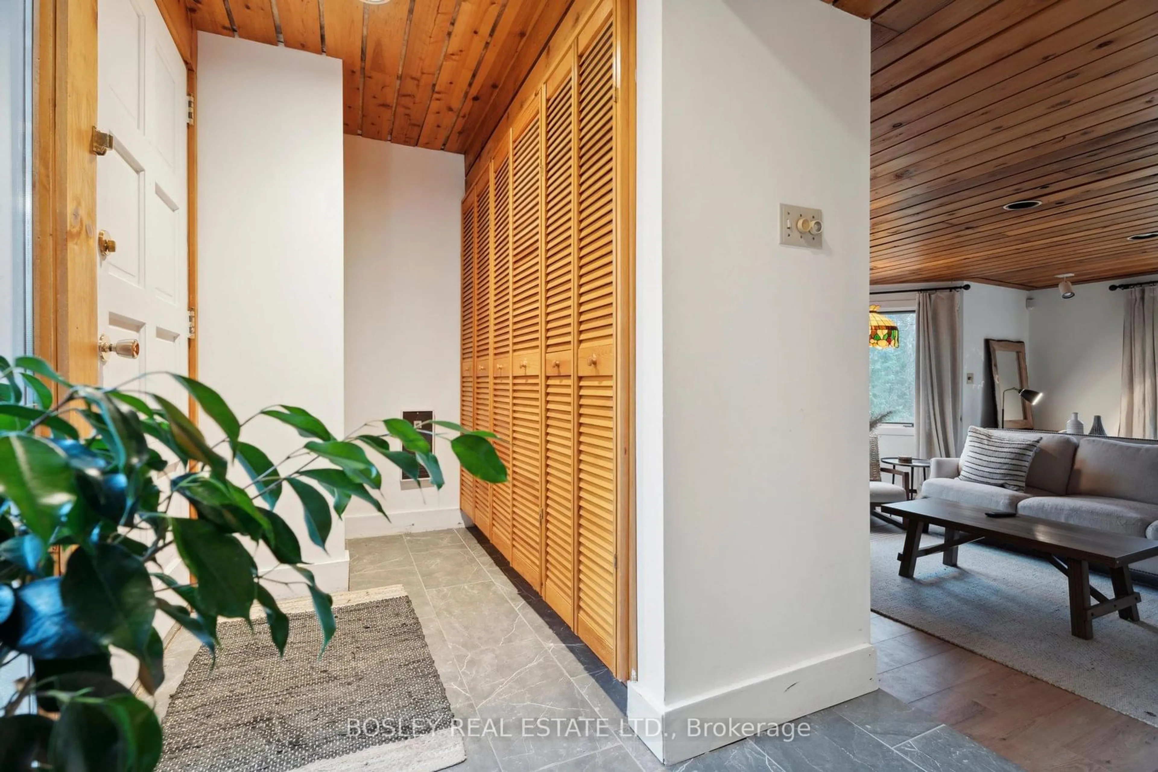 Indoor foyer for 101 St Moritz Cres, Blue Mountains Ontario L9Y 0S6