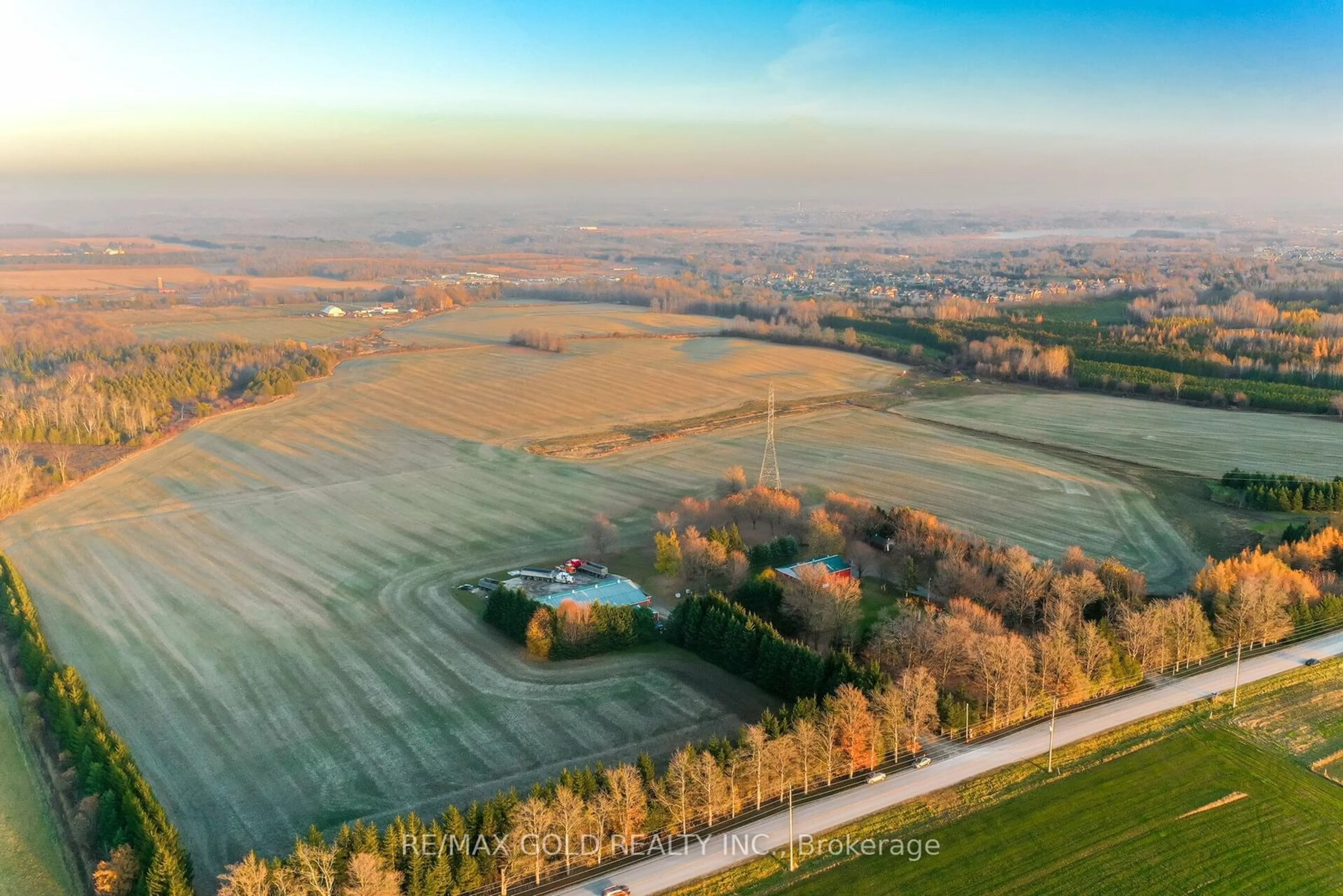 A pic from outside/outdoor area/front of a property/back of a property/a pic from drone, unknown for 593475 Blind Line, Mono Ontario L9W 5N1